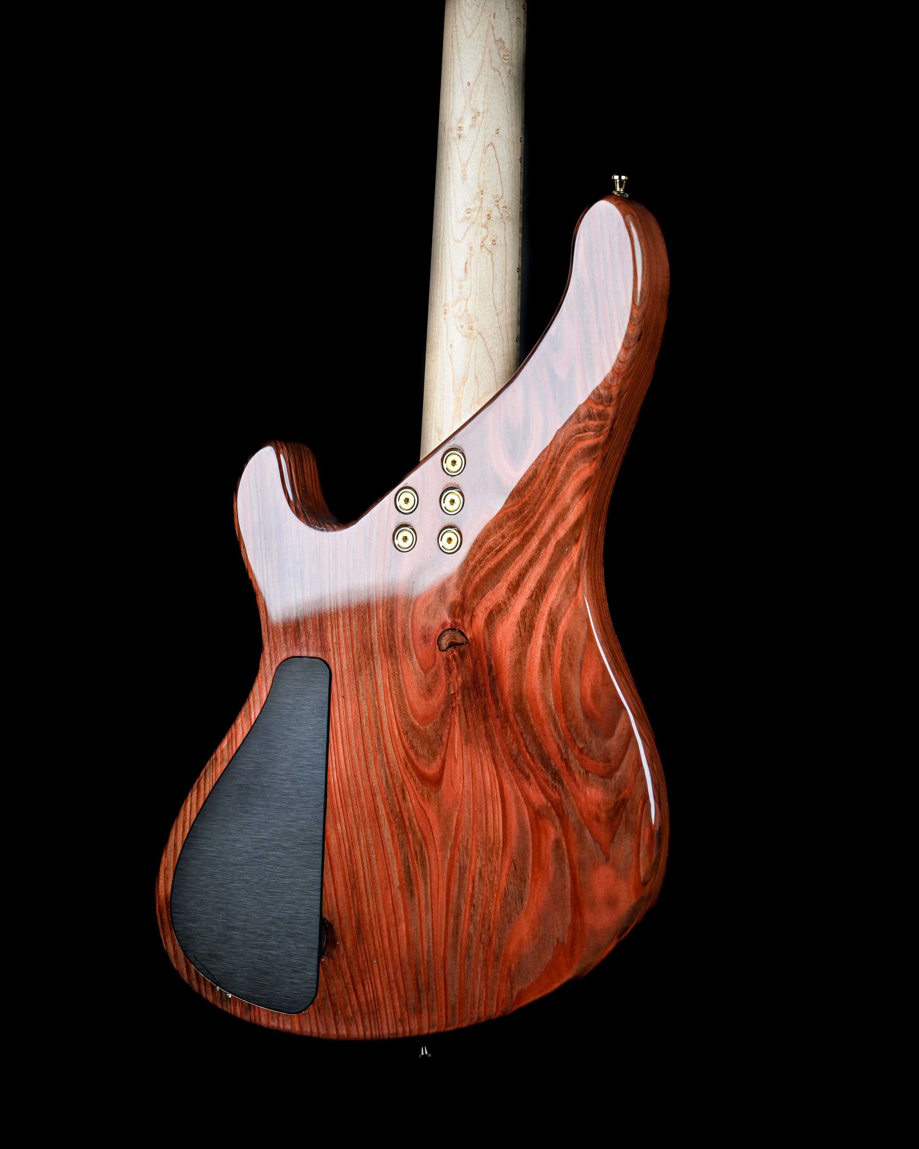 Marē 4——Belforti 推出的标志性豪华贝斯,展现了定制高端精品工艺与顶级木材饰面