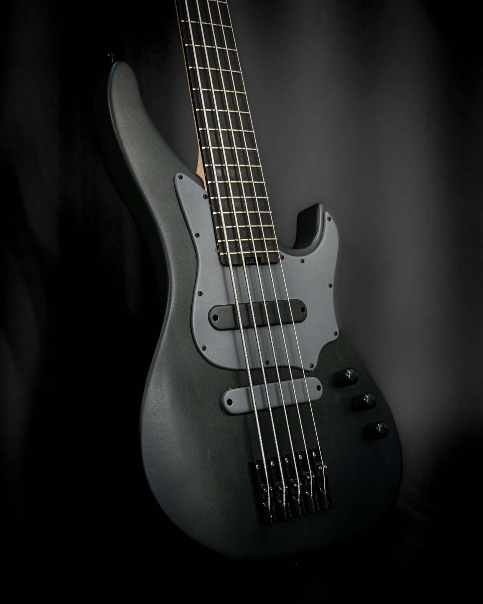 Vēa 5 - Guitare basse essentielle de Belforti, dotée de caractéristiques essentielles et d'une sonorité de qualité professionnelle.