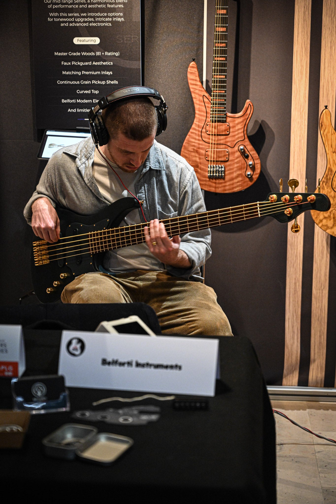 Clément Delaveau, bassiste local, jouant sur une Belforti E1 au Salon de la Guitare de Paris 2025