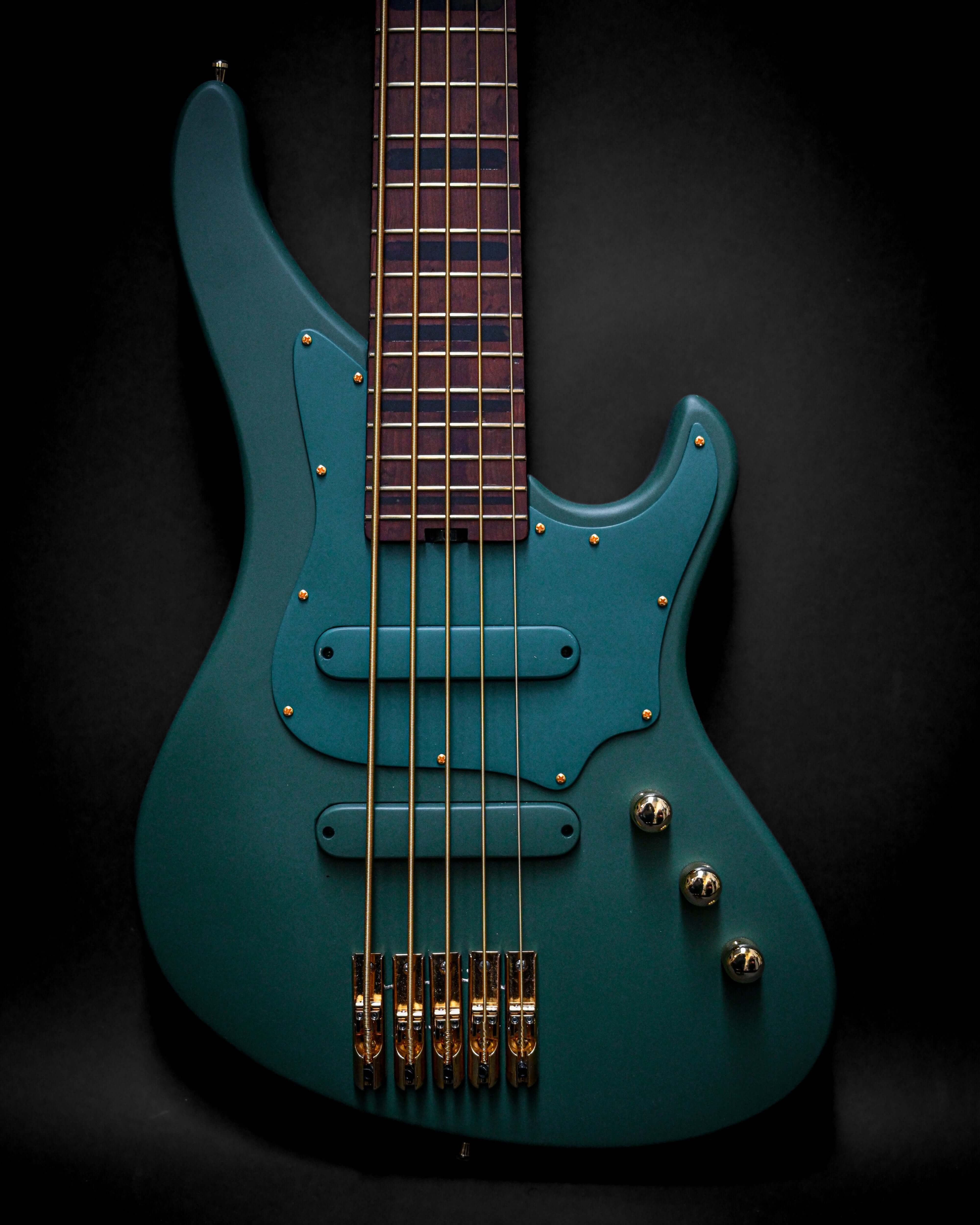 Marē 5 - Essential bass guitar by Belforti, featuring a sleek design with selected tonewoods and professional-grade playability.