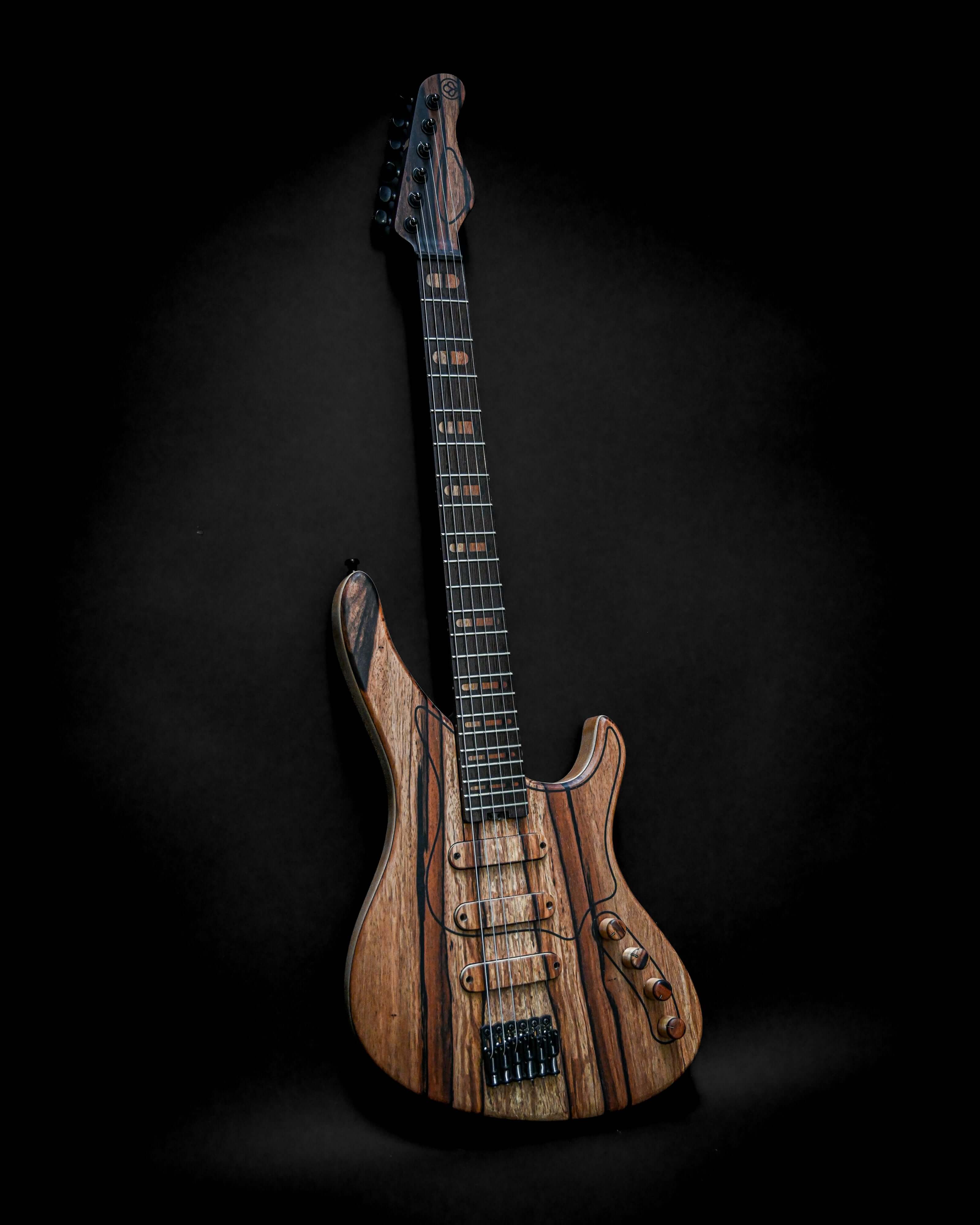 Sarā 6 - Masterbuilt 定制电吉他,采用顶级音色木材和专属硬件。