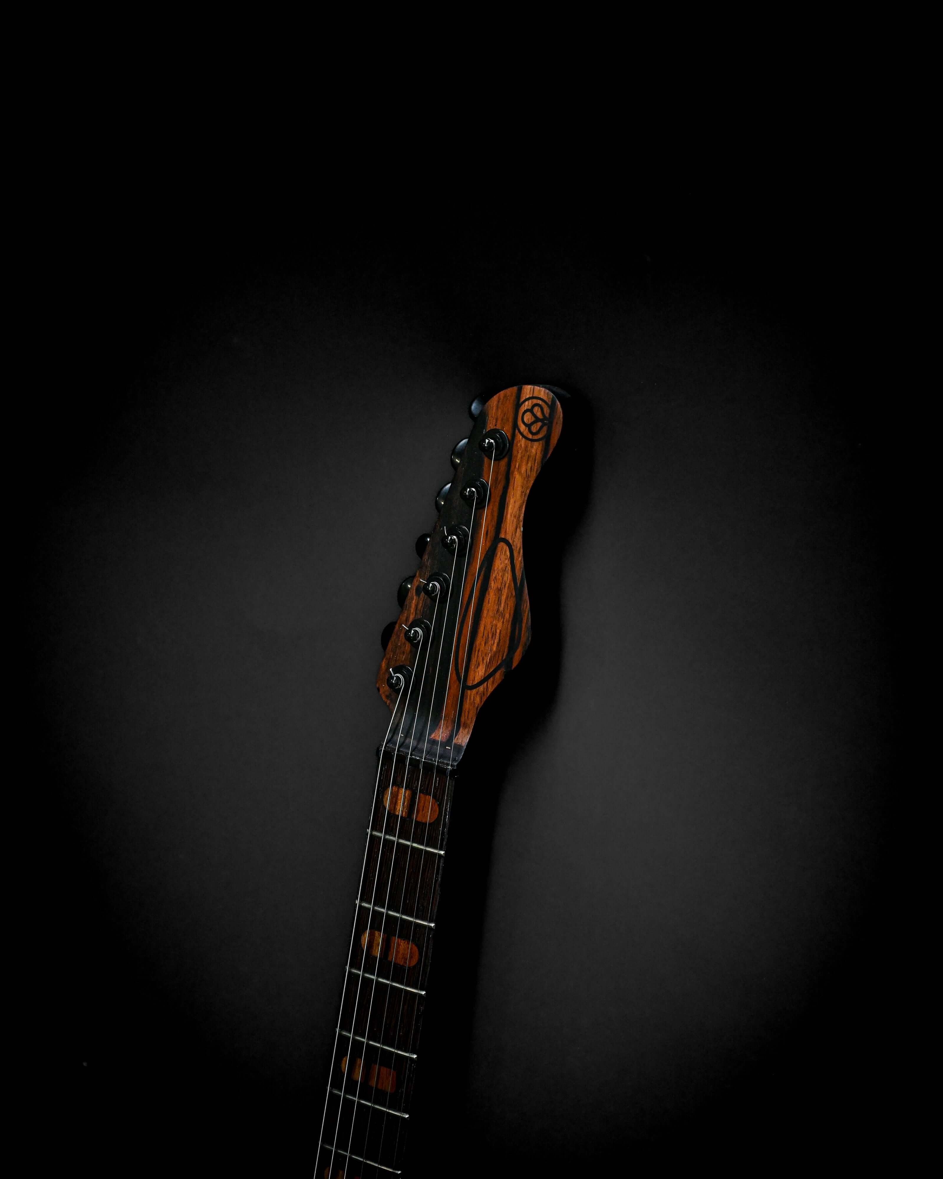 Sarā 6 - Masterbuilt 定制电吉他琴头,彰显顶级工艺与量身定制的硬件设计。