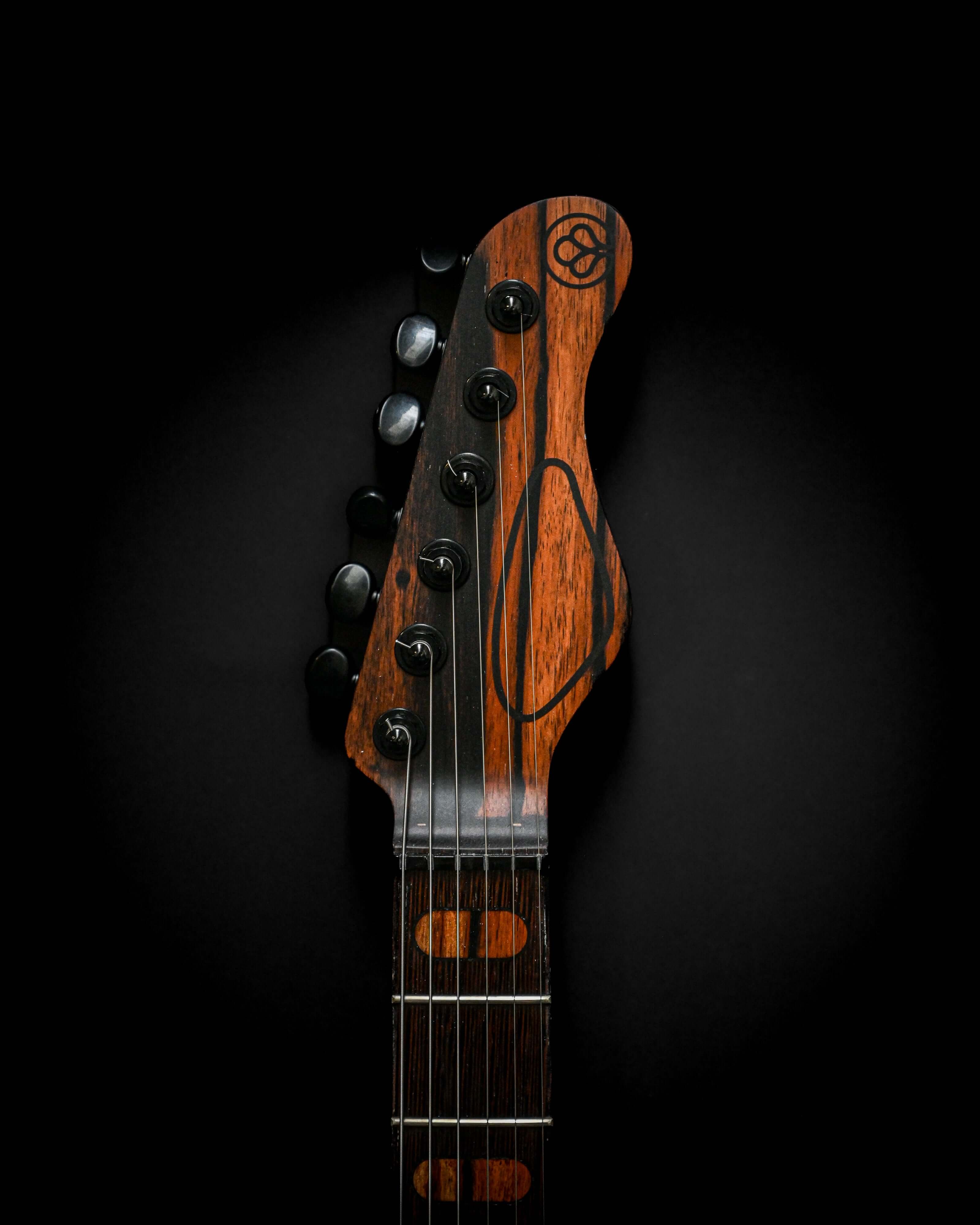 Sarā 6 琴头——Masterbuilt 定制电吉他,采用顶级音色木材。