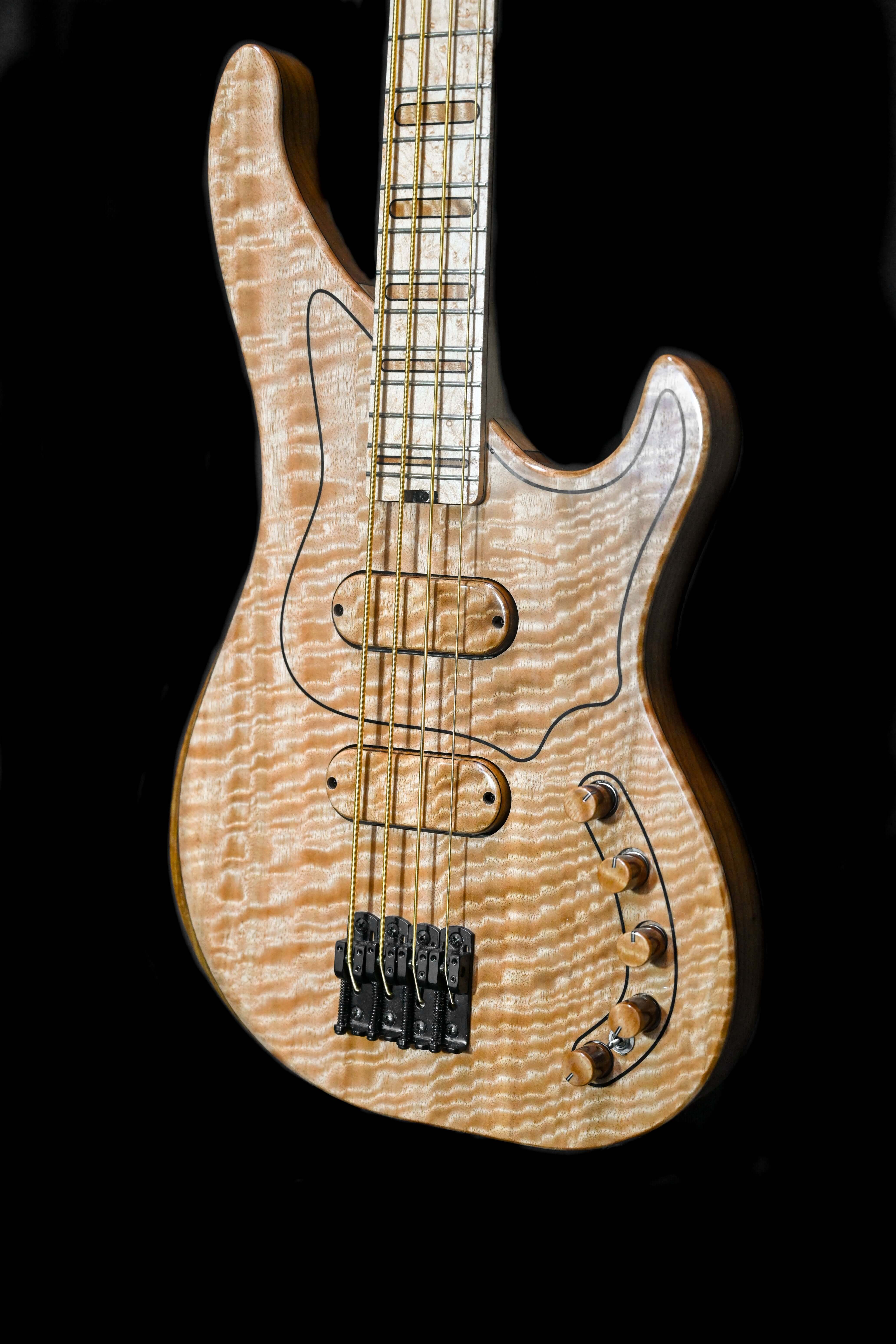 Marė 4 - Basse Masterbuilt de la série M par Belforti, fabriquée avec des bois de lutherie sélectionnés et un accastillage sur mesure pour des performances supérieures.