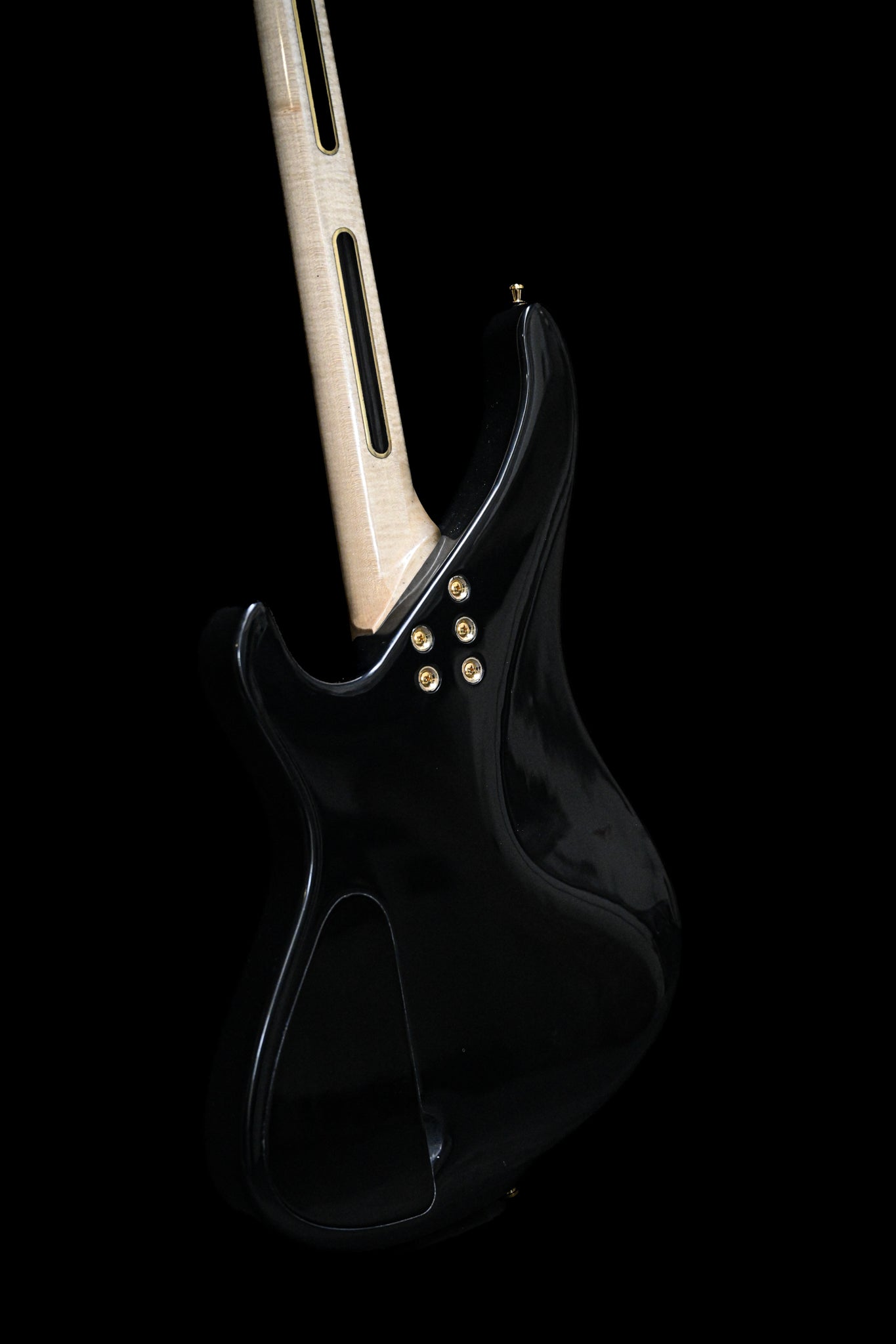 ベルフォルティ製「ラウダテ・コンコルディア」ギター、マレー4型の後面。洗練された黒の輪郭と精密なエンジニアリングが際立つ。