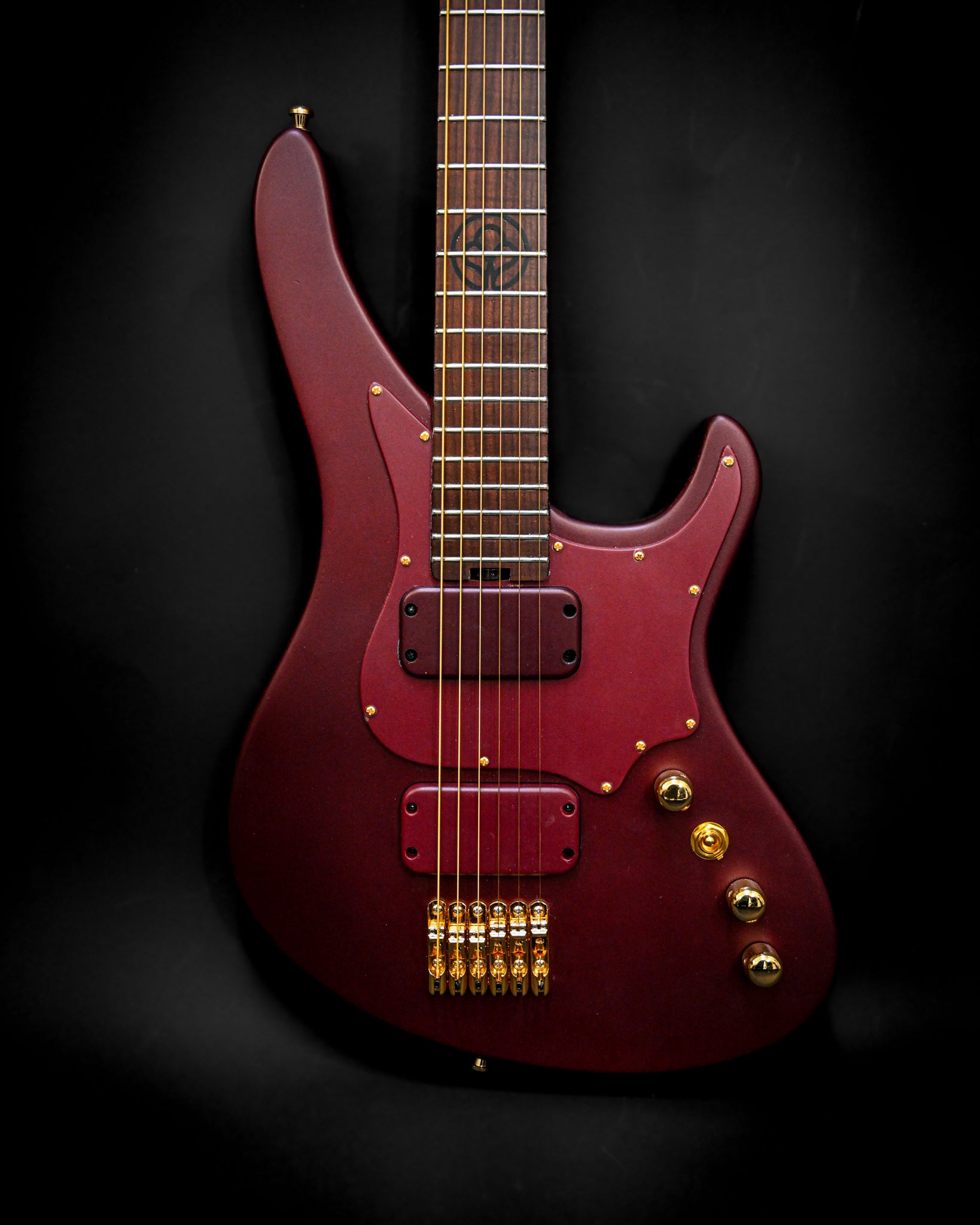 Close-up of the E5 Aventurinrot's beautifully crafted fretboard with a distinctive inlay.