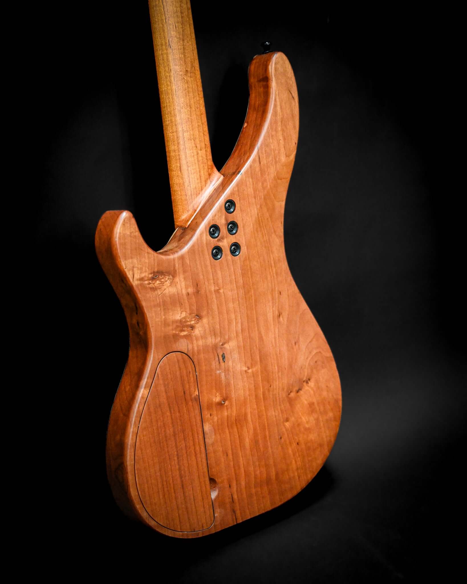 Vue arrière de la basse Masterbuilt Marē 4 de Belforti, mettant en valeur des bois de lutherie de première qualité et un design sur mesure pour des performances améliorées.