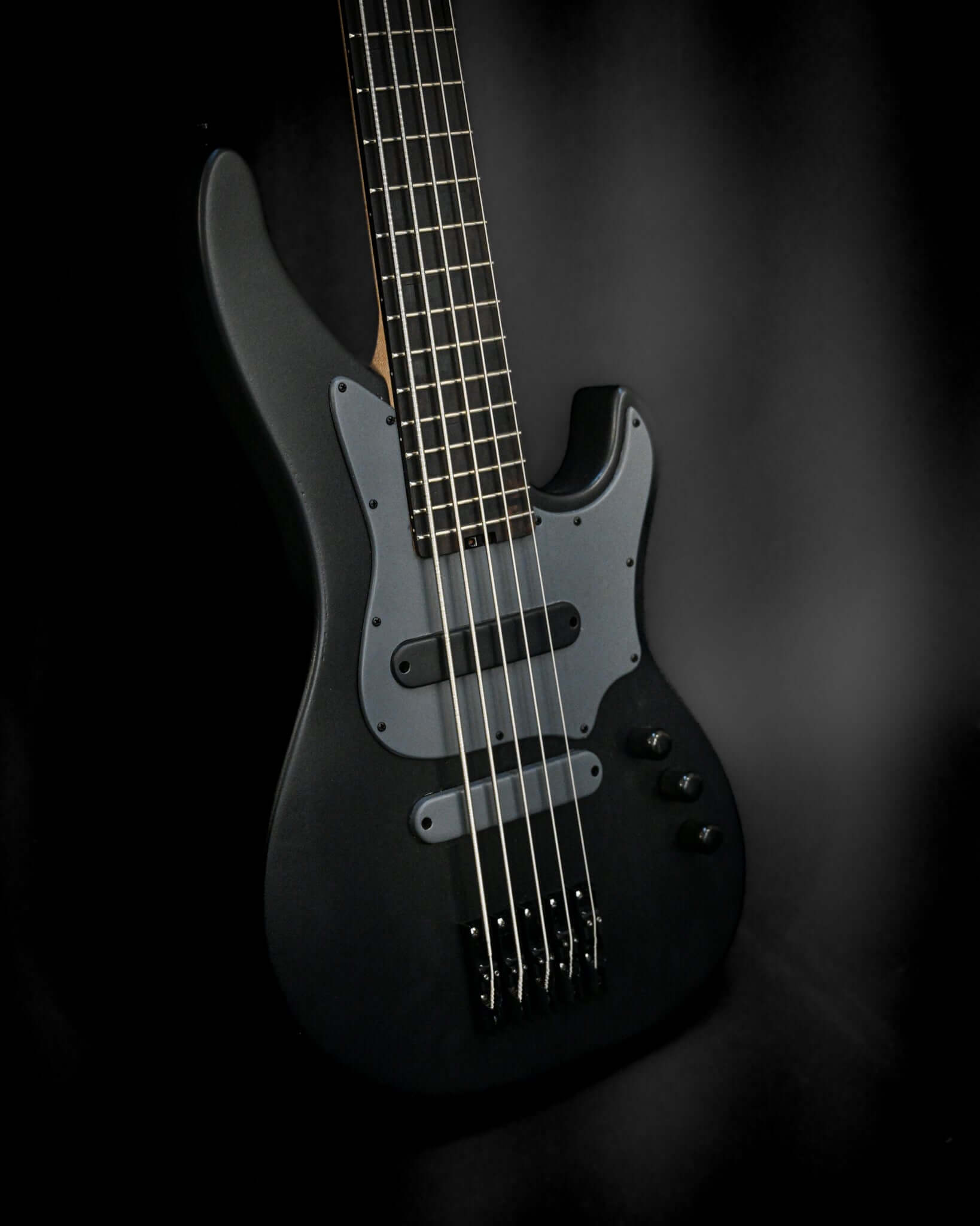 Vēa 5 - Essential bass guitar by Belforti with sleek design, showcasing simplicity and functionality.