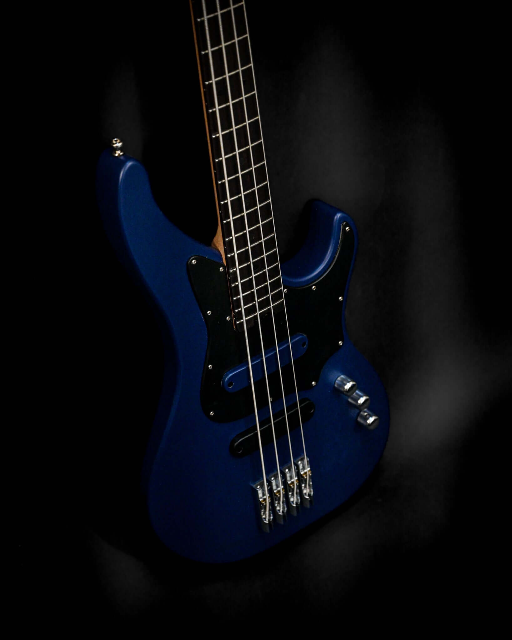 Vēa 4 - Essential bass guitar in blue by Belforti, showcasing simplicity and professional-grade tone in the Essential Series.