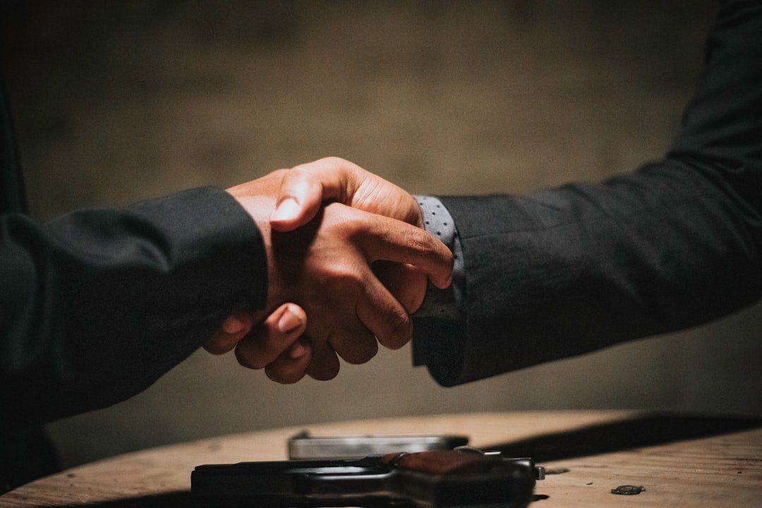 Image d'archive de deux personnes se serrant la main