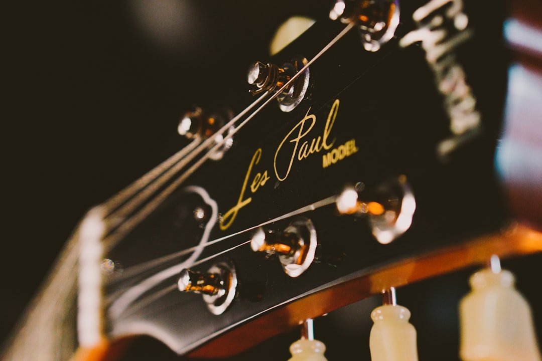 Gros plan sur la tête d'une Gibson Les Paul
