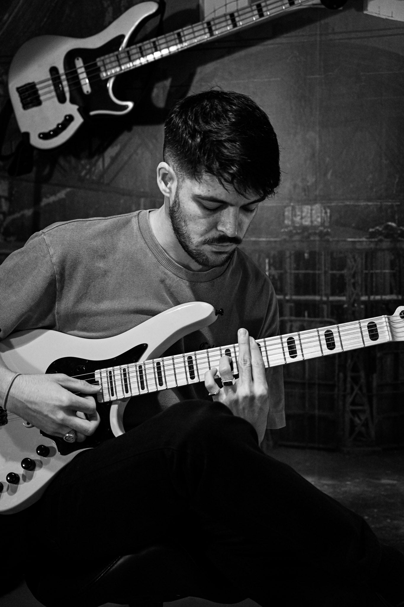 Paul Guihard, un guitariste de jazz local jouant sur un Belforti E5 au Belforti Showroom à Paris, en noir et blanc.