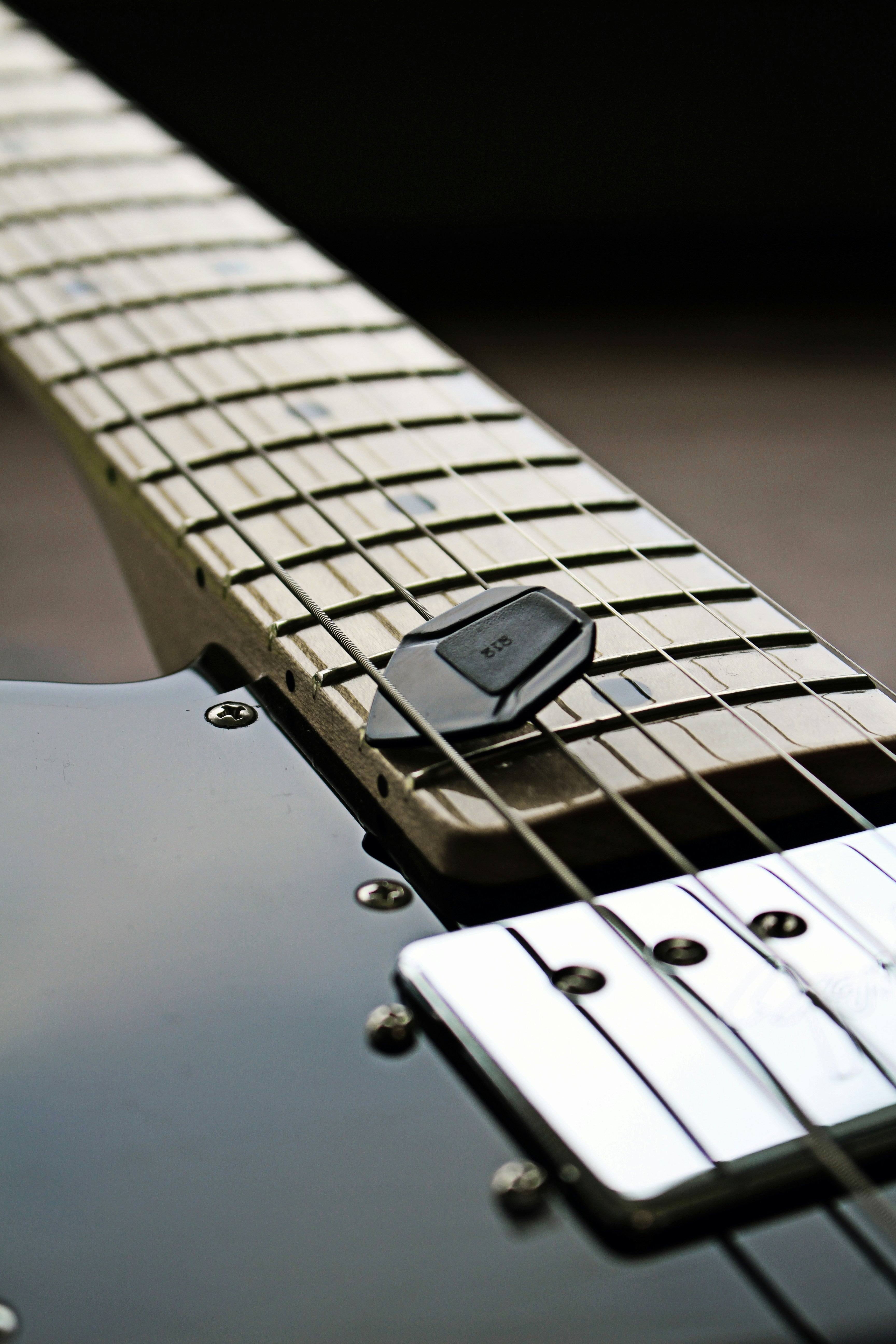 Guitare Pick entre les cordes, touche en érable et humbucker