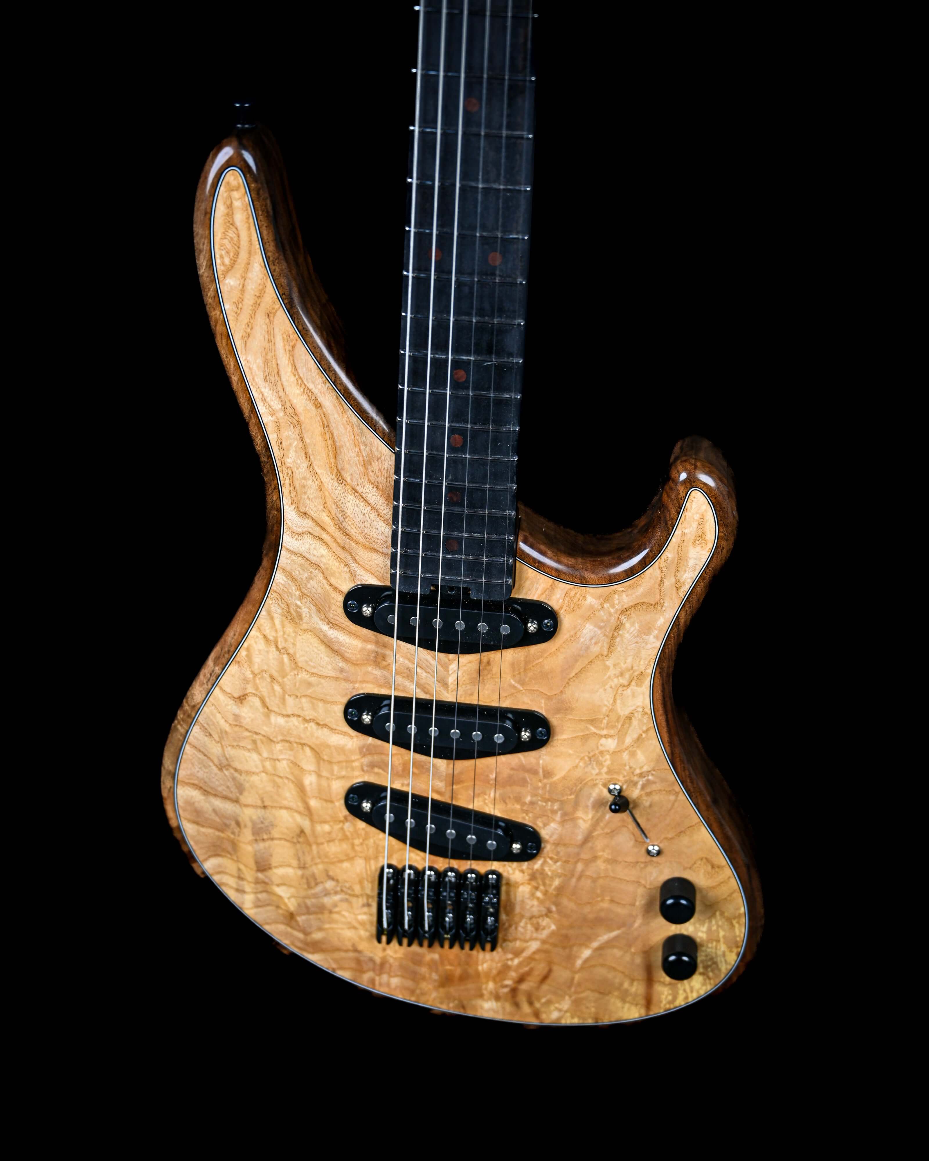 Sarā 6——Belforti 推出的标志性精品电吉他,这款高端定制吉他融合了精湛工艺与深邃音色。