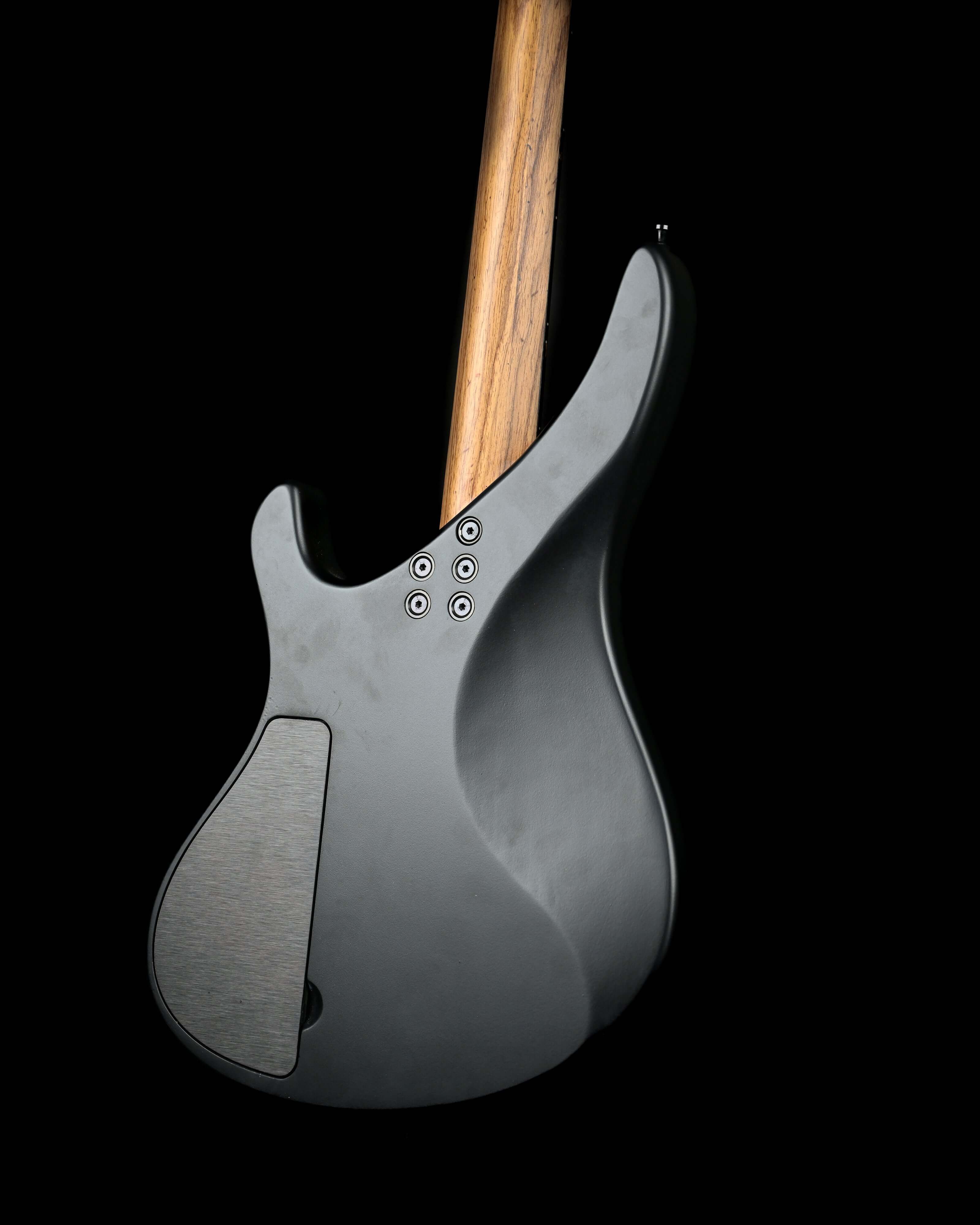 Belforti Sarā 6 - Essential 型号的背面视图,这是一款采用精选音色木材和可靠硬件的高端精品电吉他。