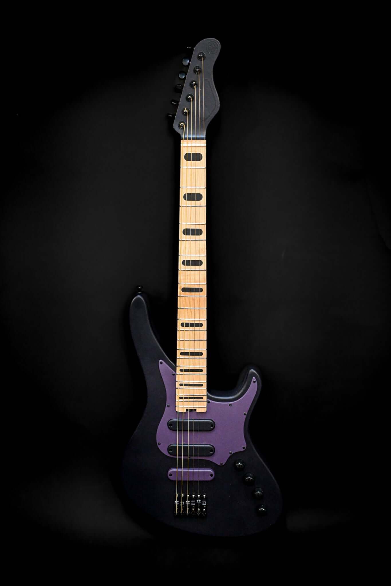 Belforti Sarā 6 - Essential bass guitar from the Essential Series showcasing professional-grade design and tonewood craftsmanship.