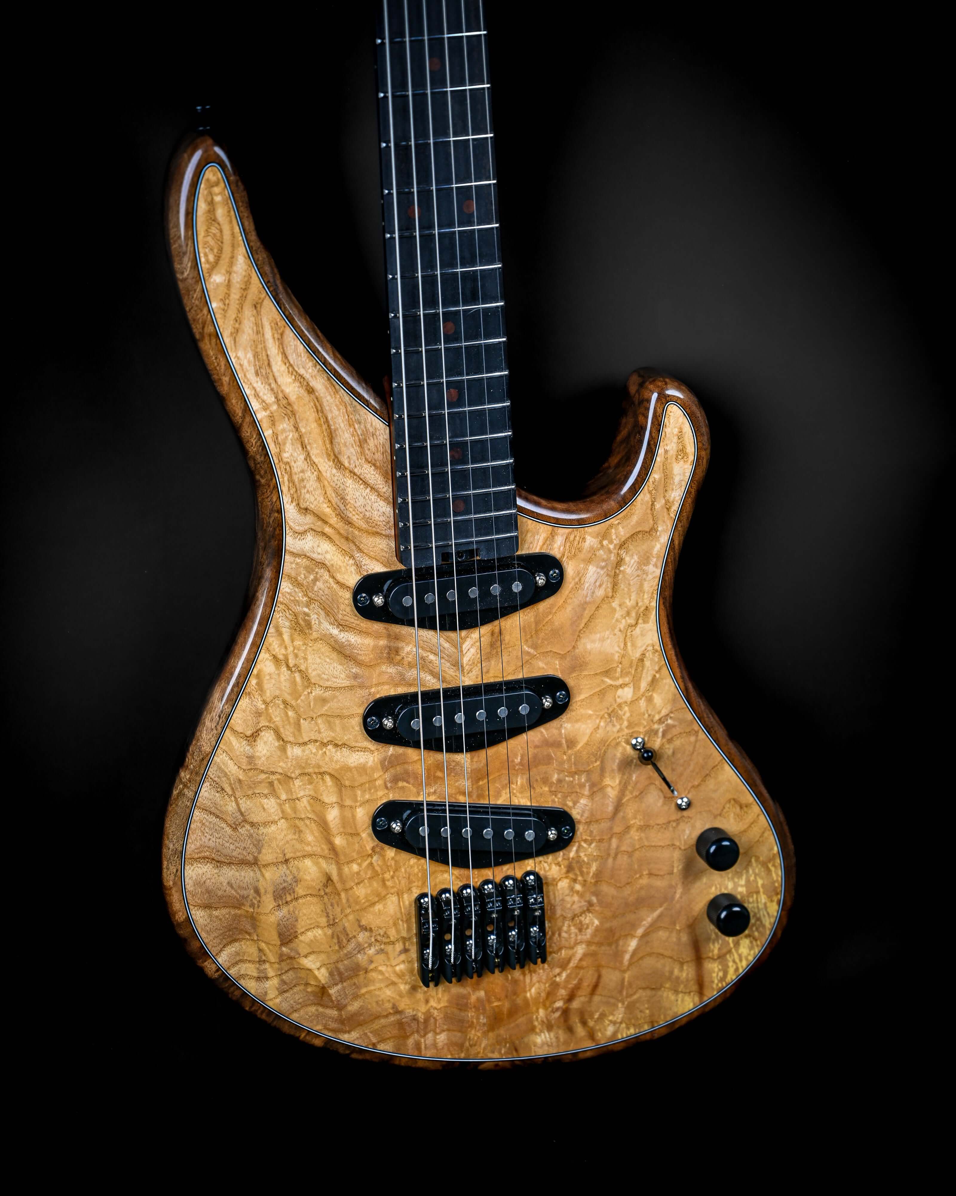 Sarā 6——Belforti 标志性的高端定制精品电吉他,采用精密工艺与顶级材料精心打造。