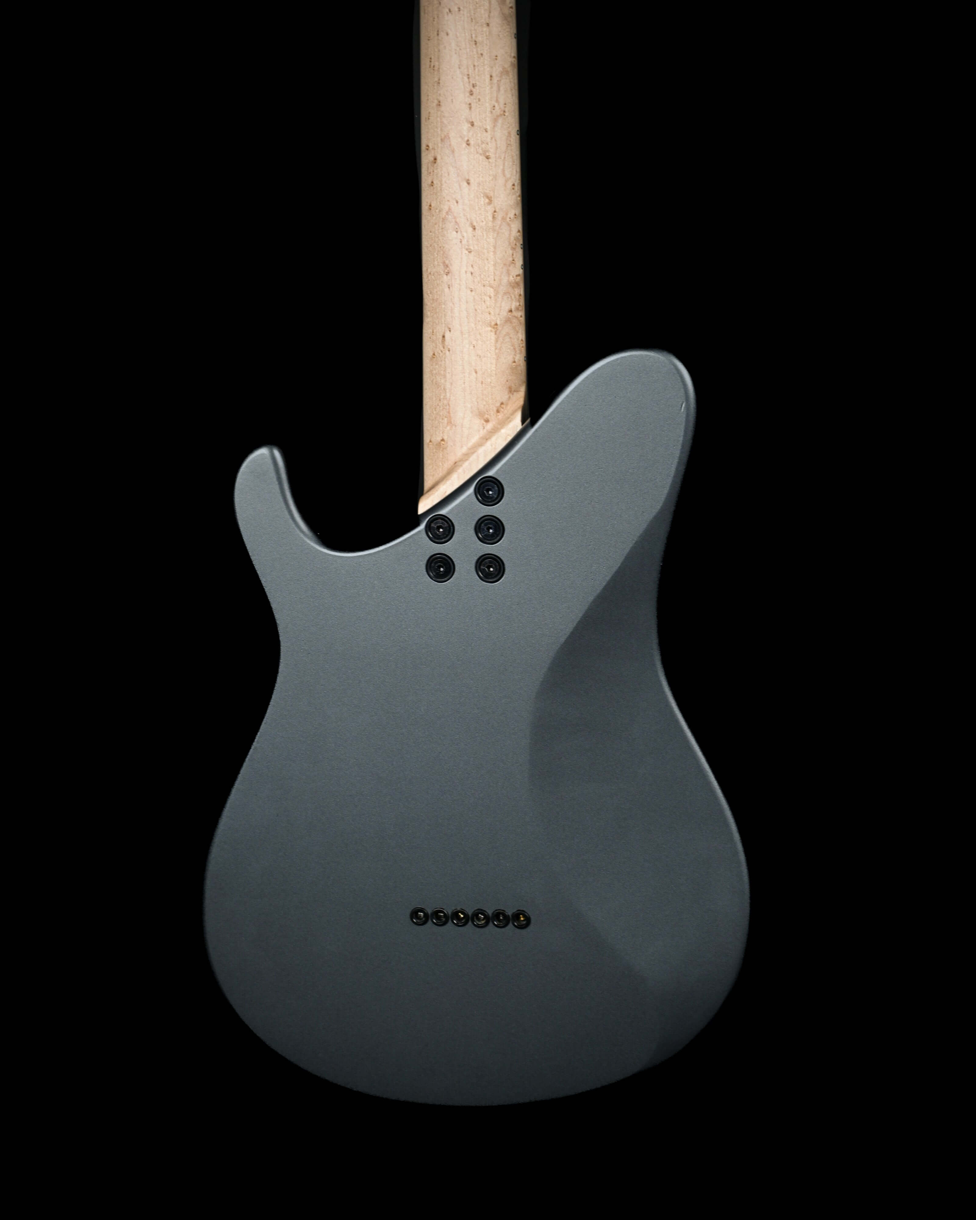 Belforti Konē 6 的背面视图——一款必备的定制精品电贝斯,彰显高端设计与优质音色木材。