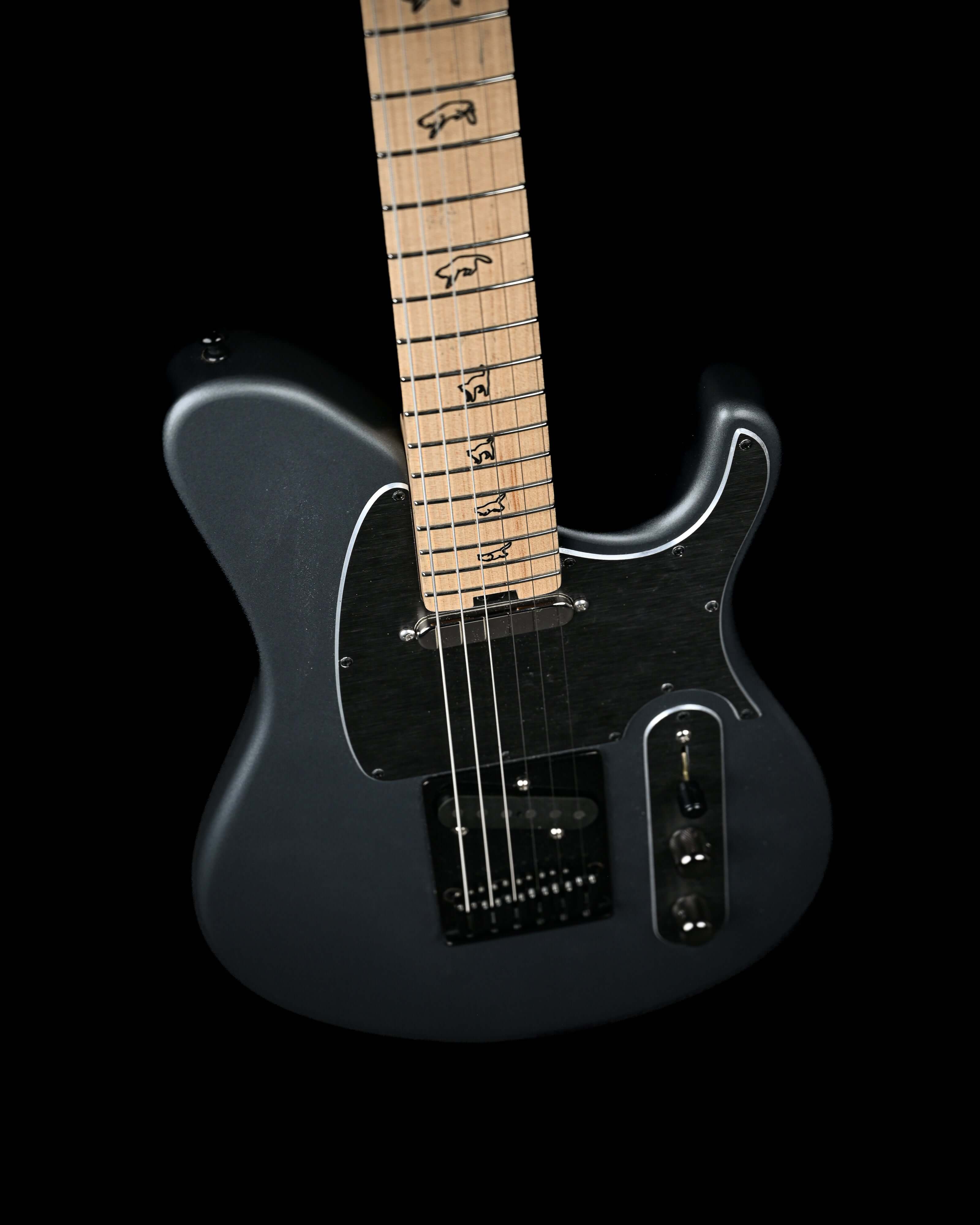 Konē 6 - Essential by Belforti,一款精品电吉他,采用高端定制设计,强调简约风格与独特的音色特质。