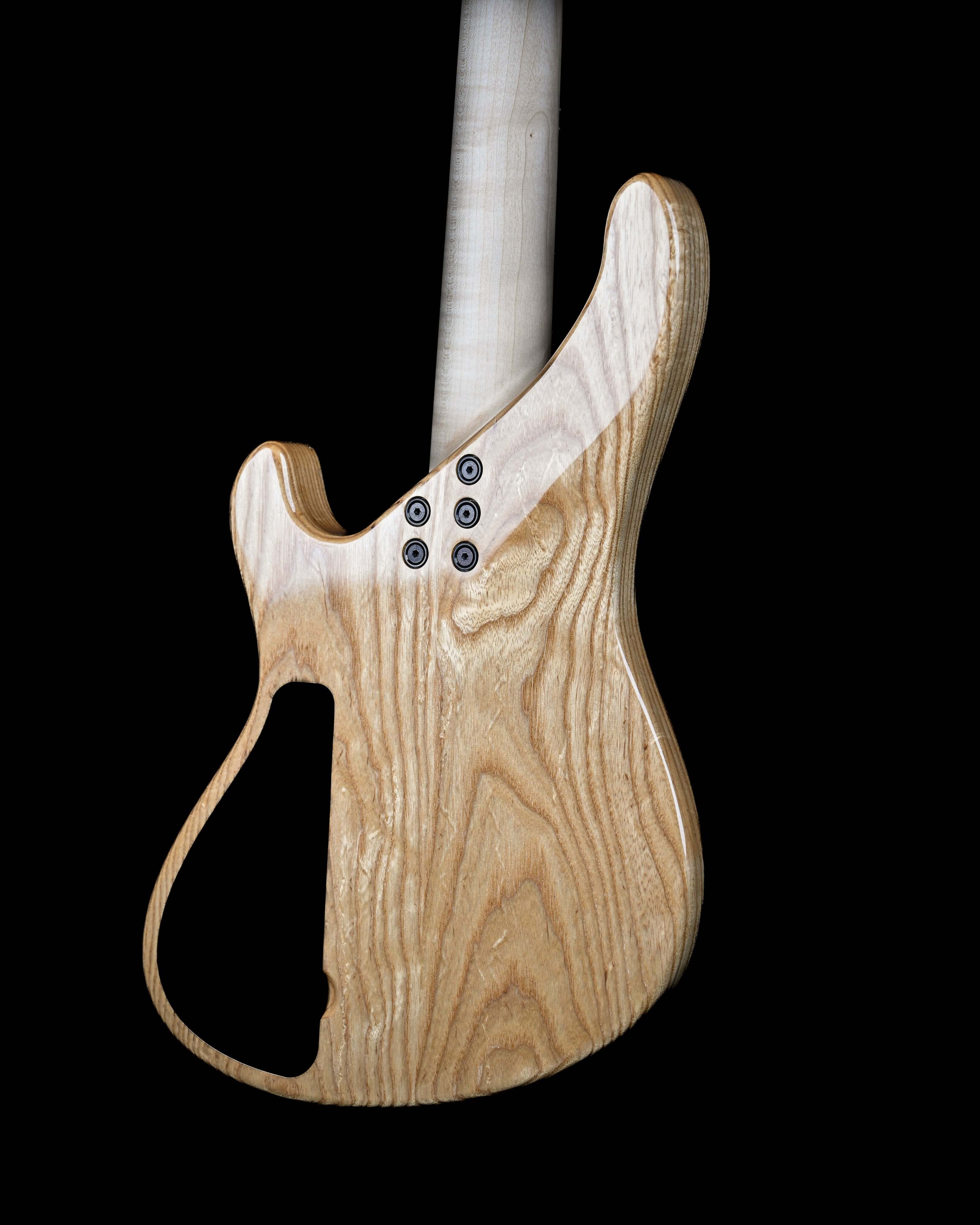 Marē 5 - Masterbuilt 精品贝斯,采用 Belforti 精选音色木材,定制高端工艺。