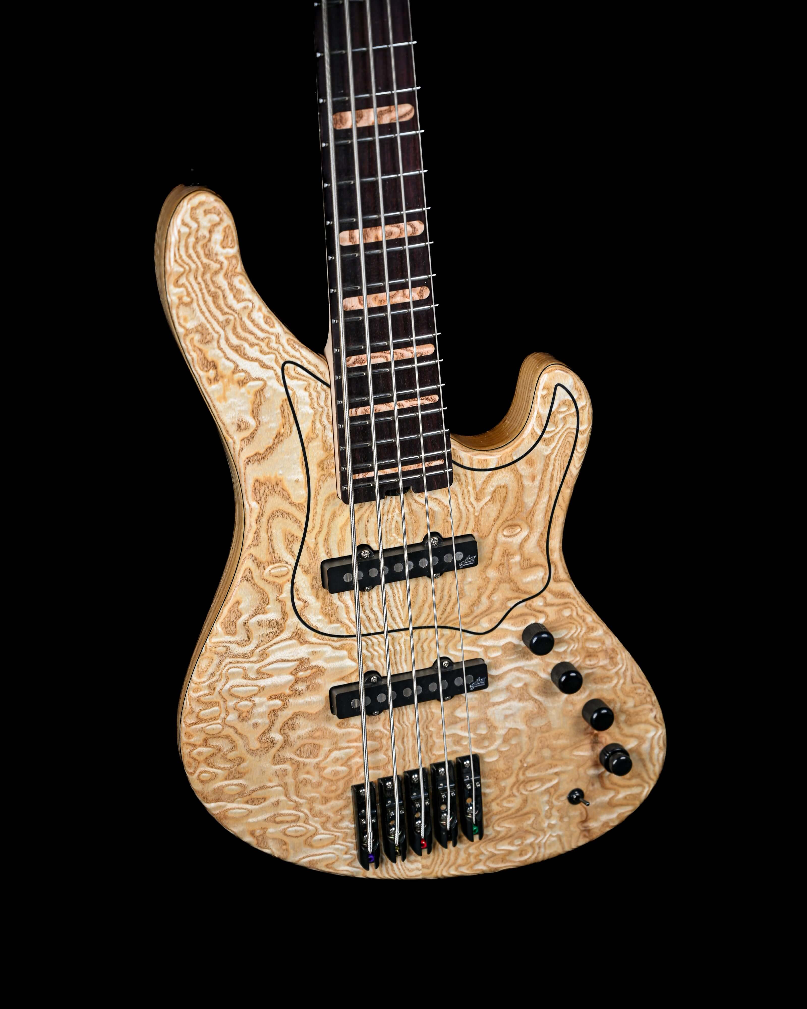 Marē 5——Belforti出品的Masterbuilt贝斯,一款采用顶级音色木材和定制硬件的精品高端乐器。