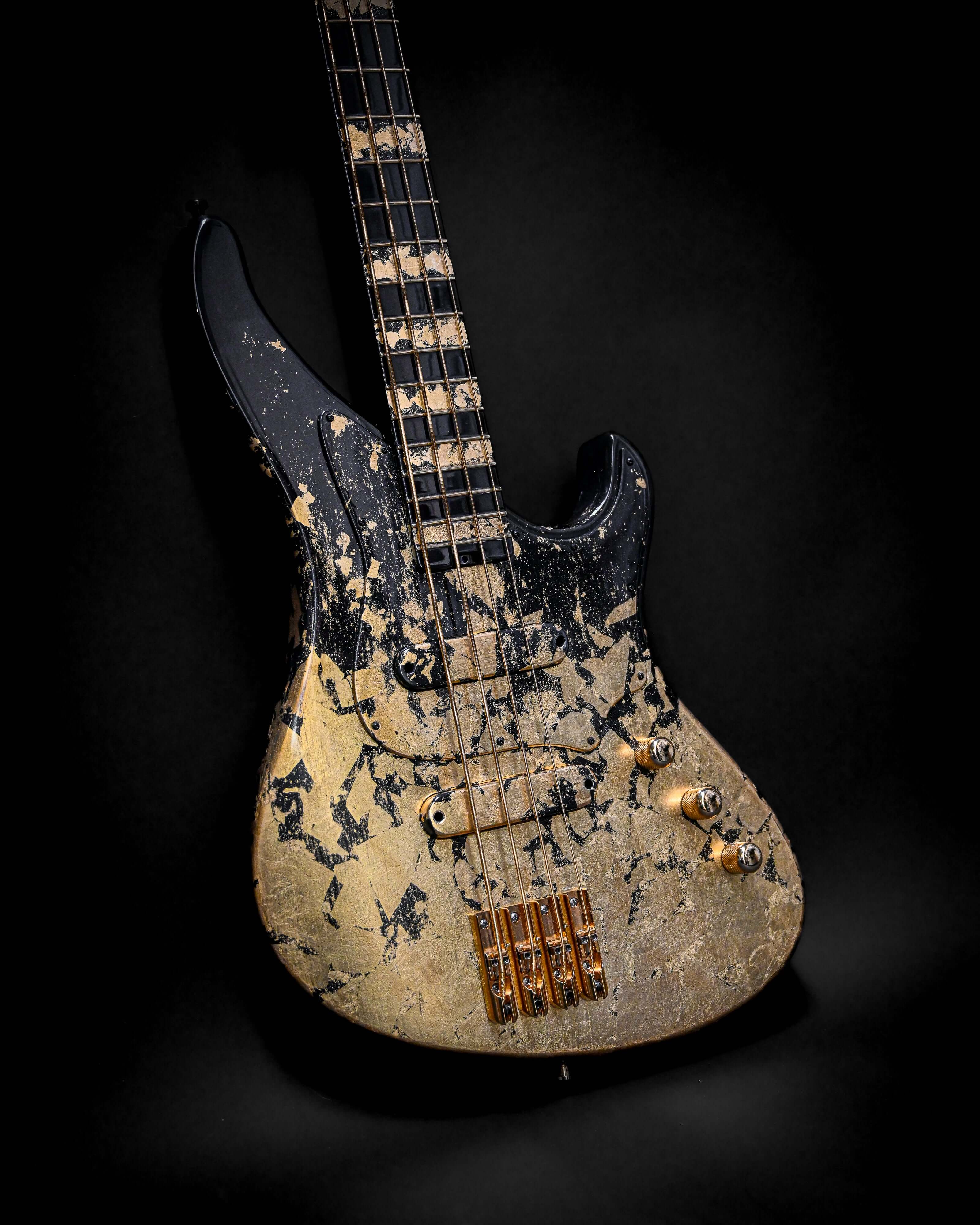 Marē 4 - Essential bass guitar by Belforti, custom boutique high-end luxury instrument with unique finish and professional design.