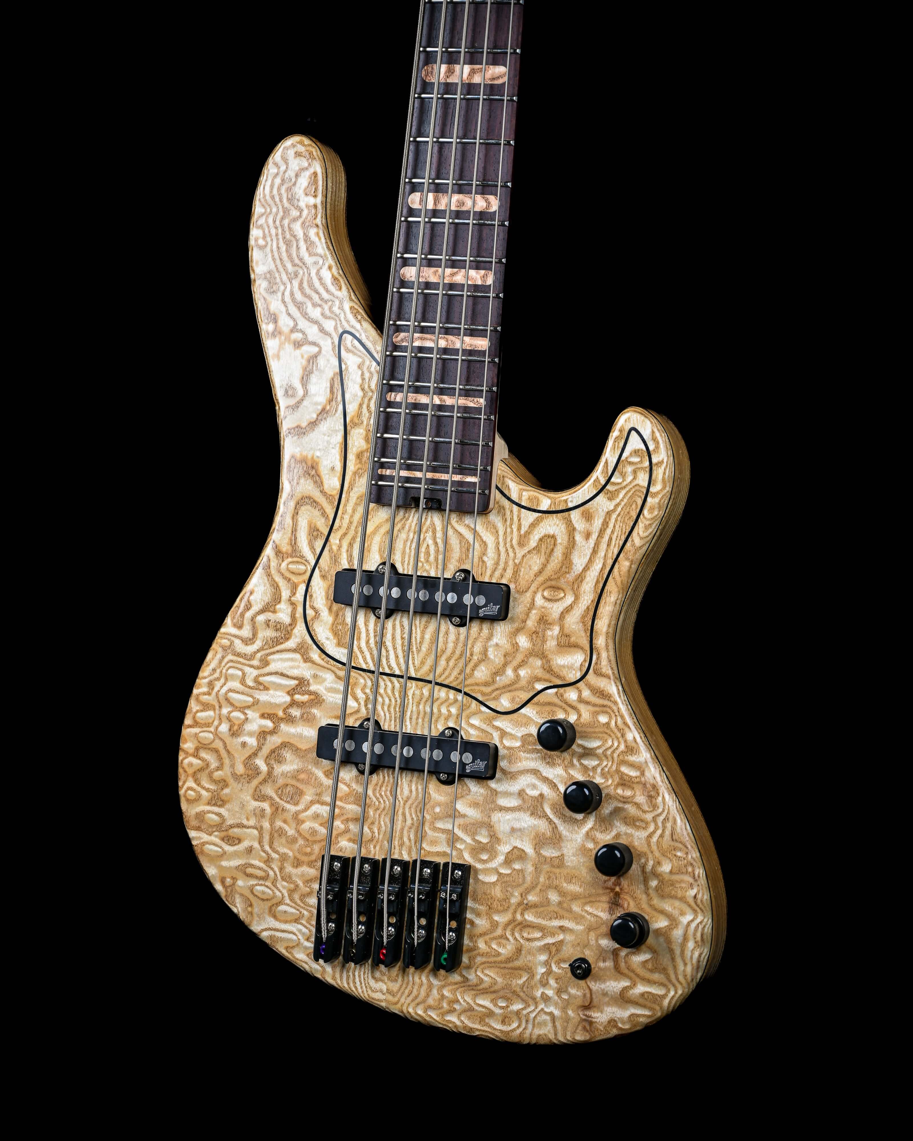 Marē 5 - Belforti 出品的 Masterbuilt 系列,采用顶级音色木材和定制硬件打造的精品高端贝斯吉他