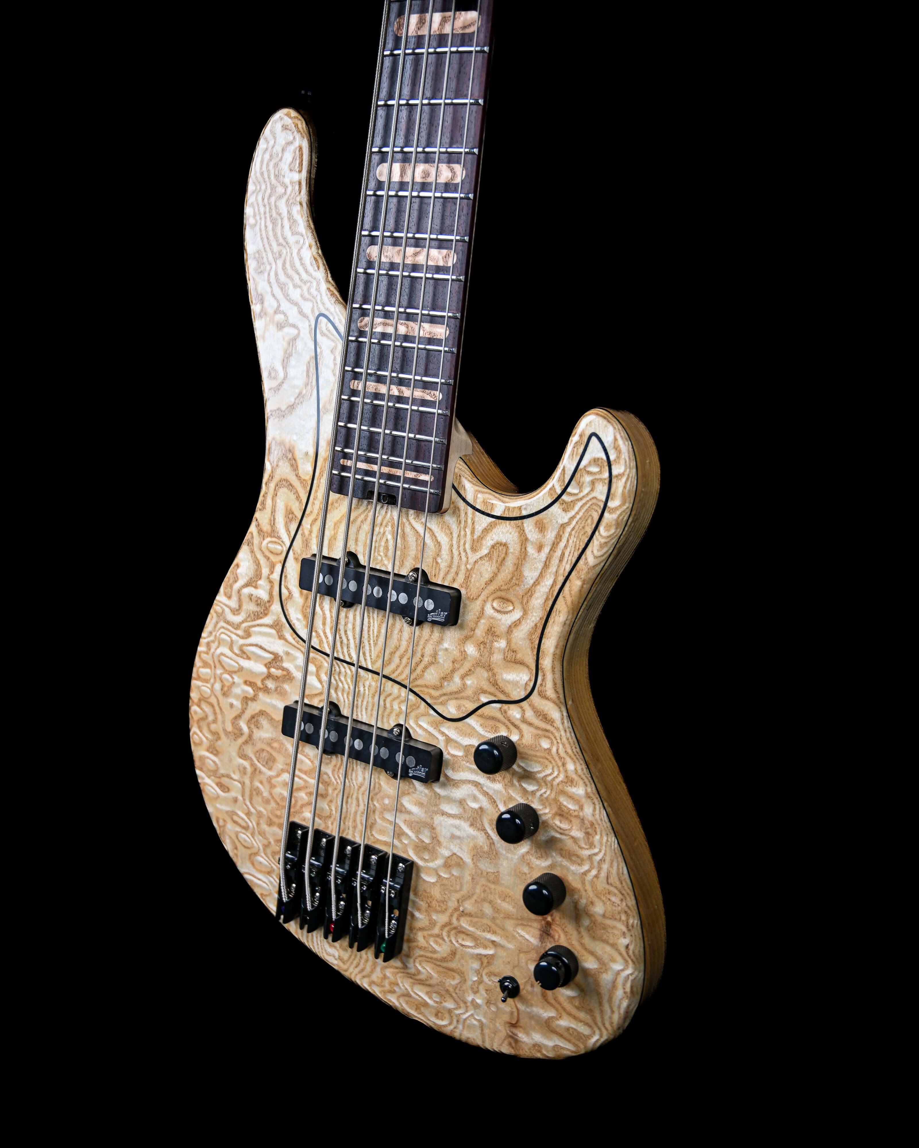 Marē 5——Belforti出品的Masterbuilt贝斯,展现了定制精品设计与高端配置。