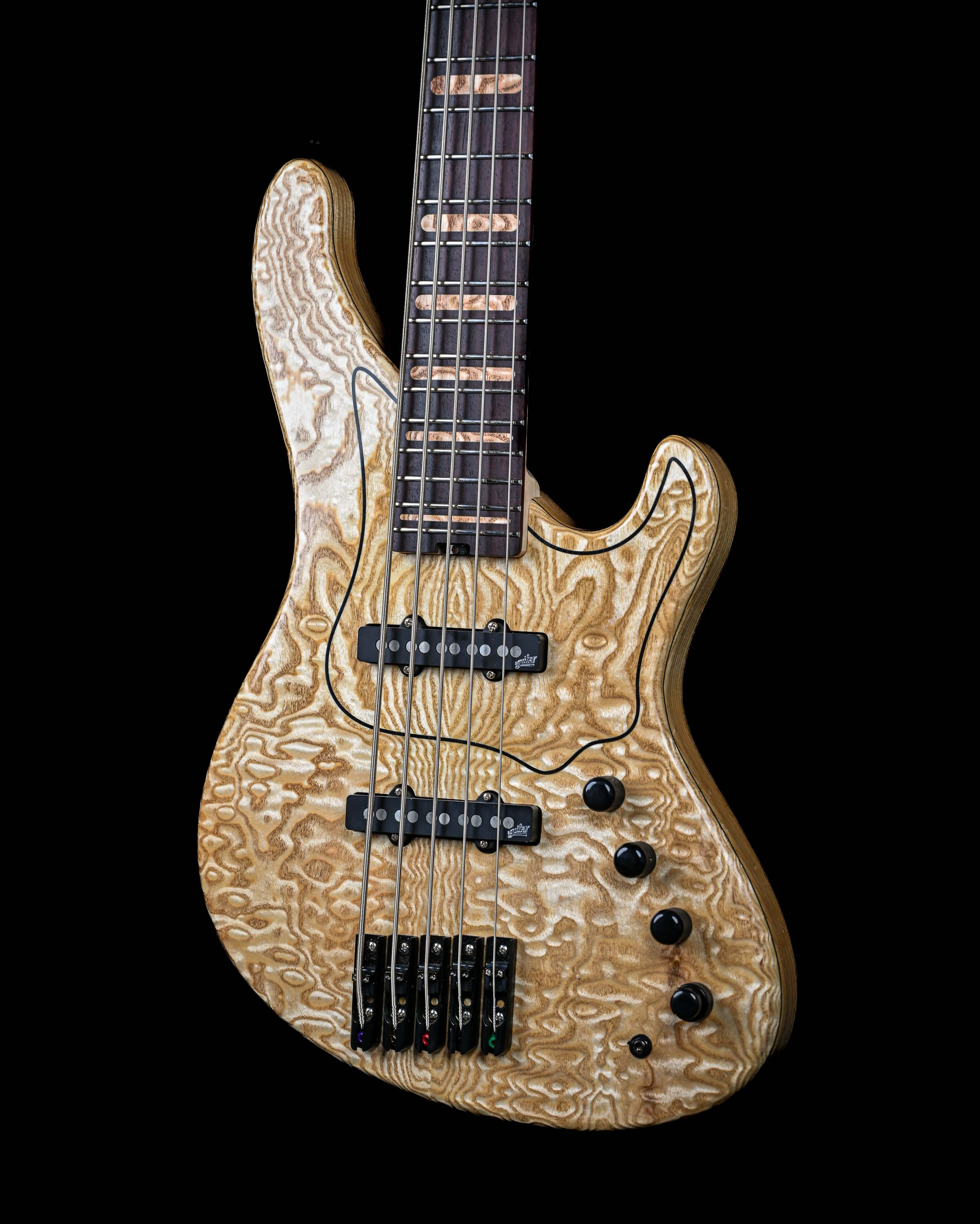 Marē 5 - Masterbuilt 贝斯吉他,一款采用精品设计和顶级材料打造的高端 Belforti 定制乐器。