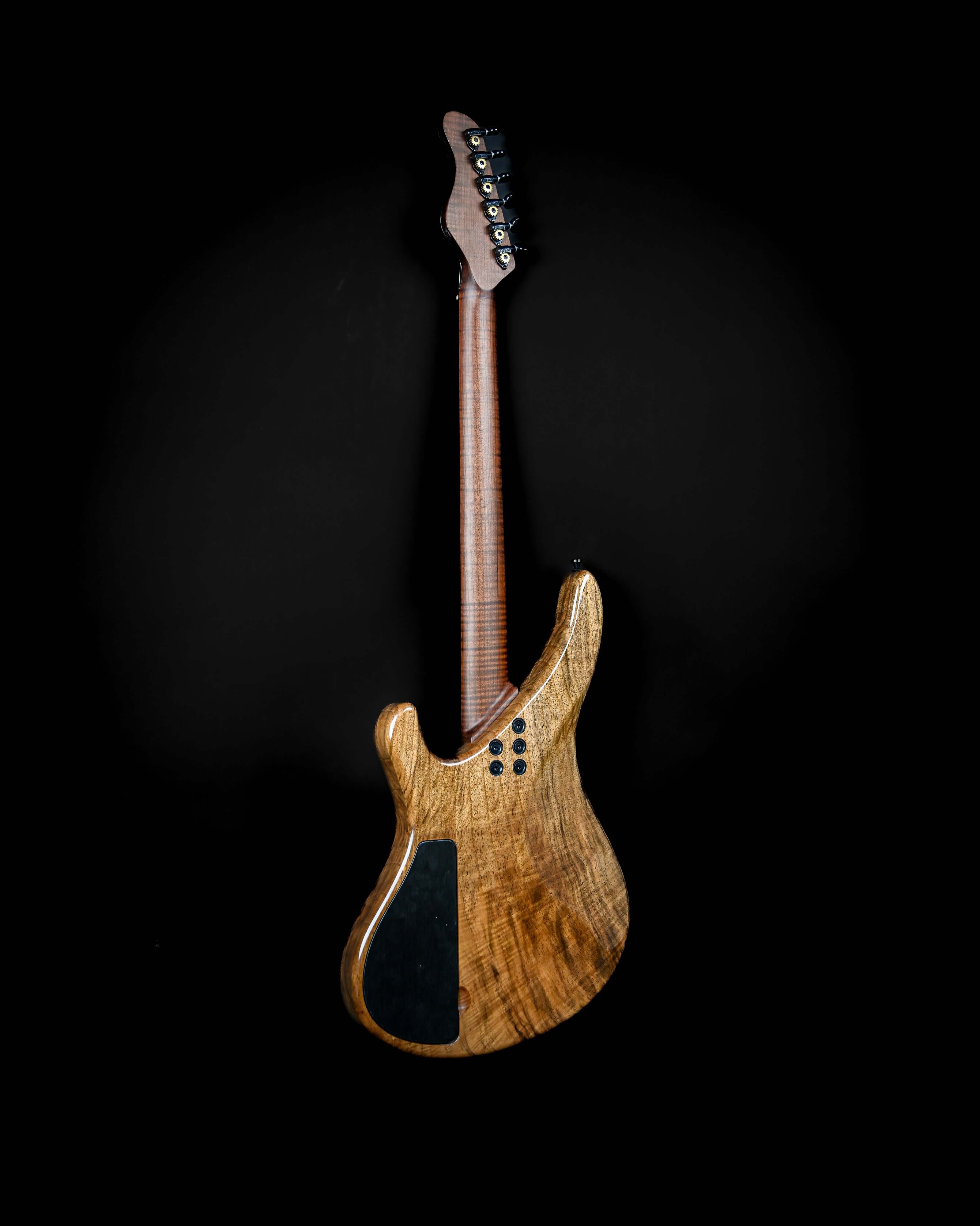 Belforti Instruments Sarā 6 的背面视图——这款标志性的定制精品电吉他,彰显了顶级木材工艺的精湛。