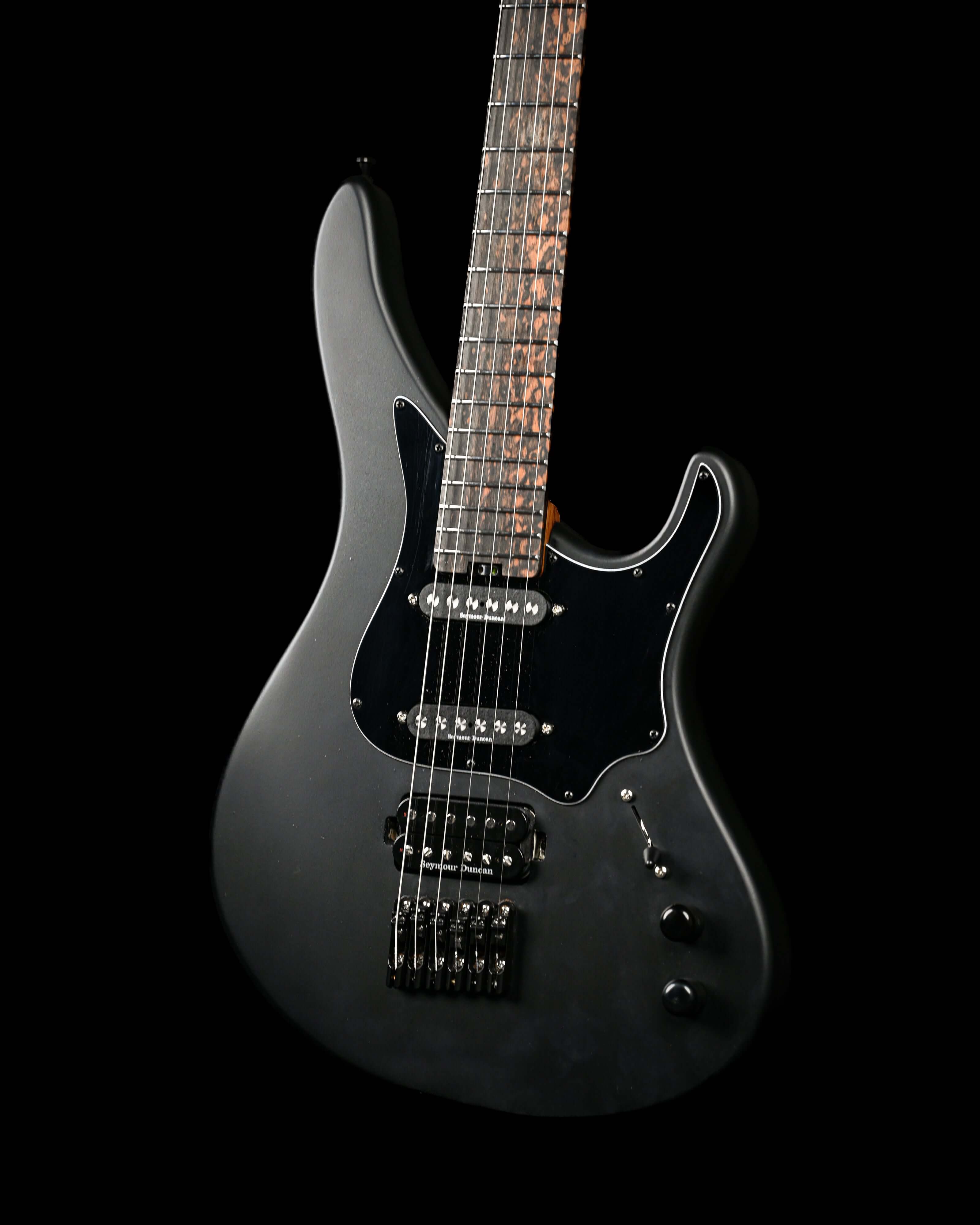 Sarā 6 - Essential by Belforti,这款来自高端Essential系列的精品定制电吉他,专为呈现专业级音色而设计。