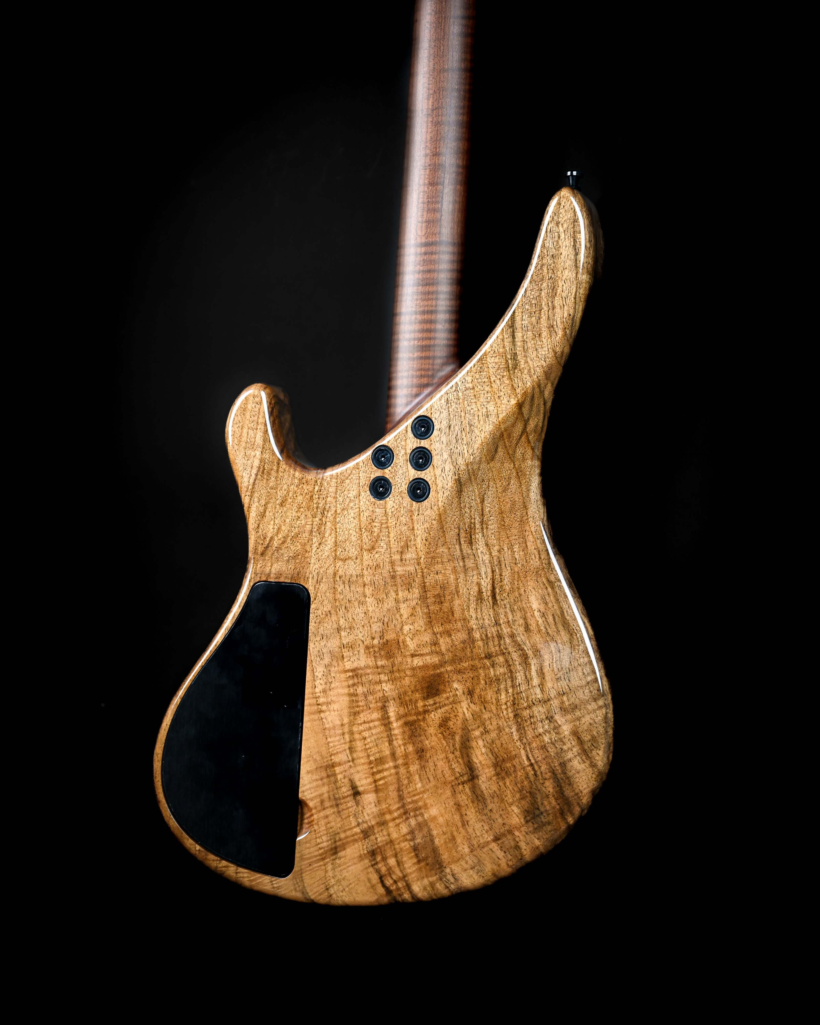 Sarā 6——Belforti 推出的 Signature 定制款吉他,是一款彰显精湛工艺与深邃音色的高端精品电吉他。