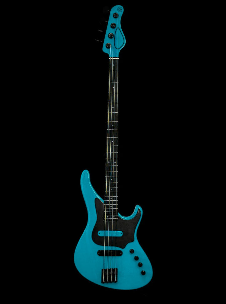 E-Serie - Bass - Custom. Bild einer markanten türkisfarbenen Bassgitarre mit moderner Ästhetik und detaillierter Handwerkskunst.