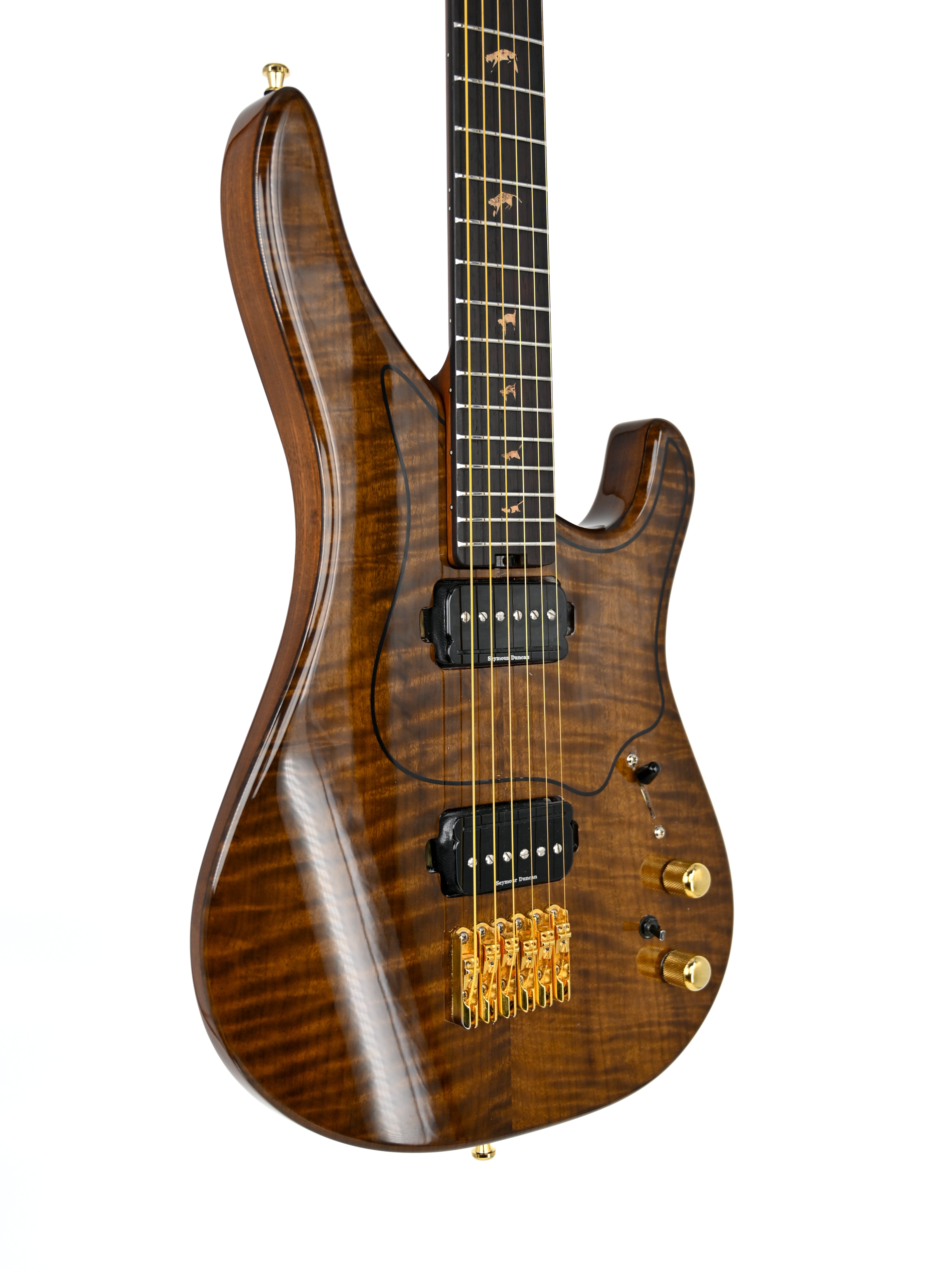 Guitarra eléctrica Belforti de alta gama con cuerpo de caoba y herrajes dorados, que destaca por su intrincado veteado de la madera y su elegante diseño.