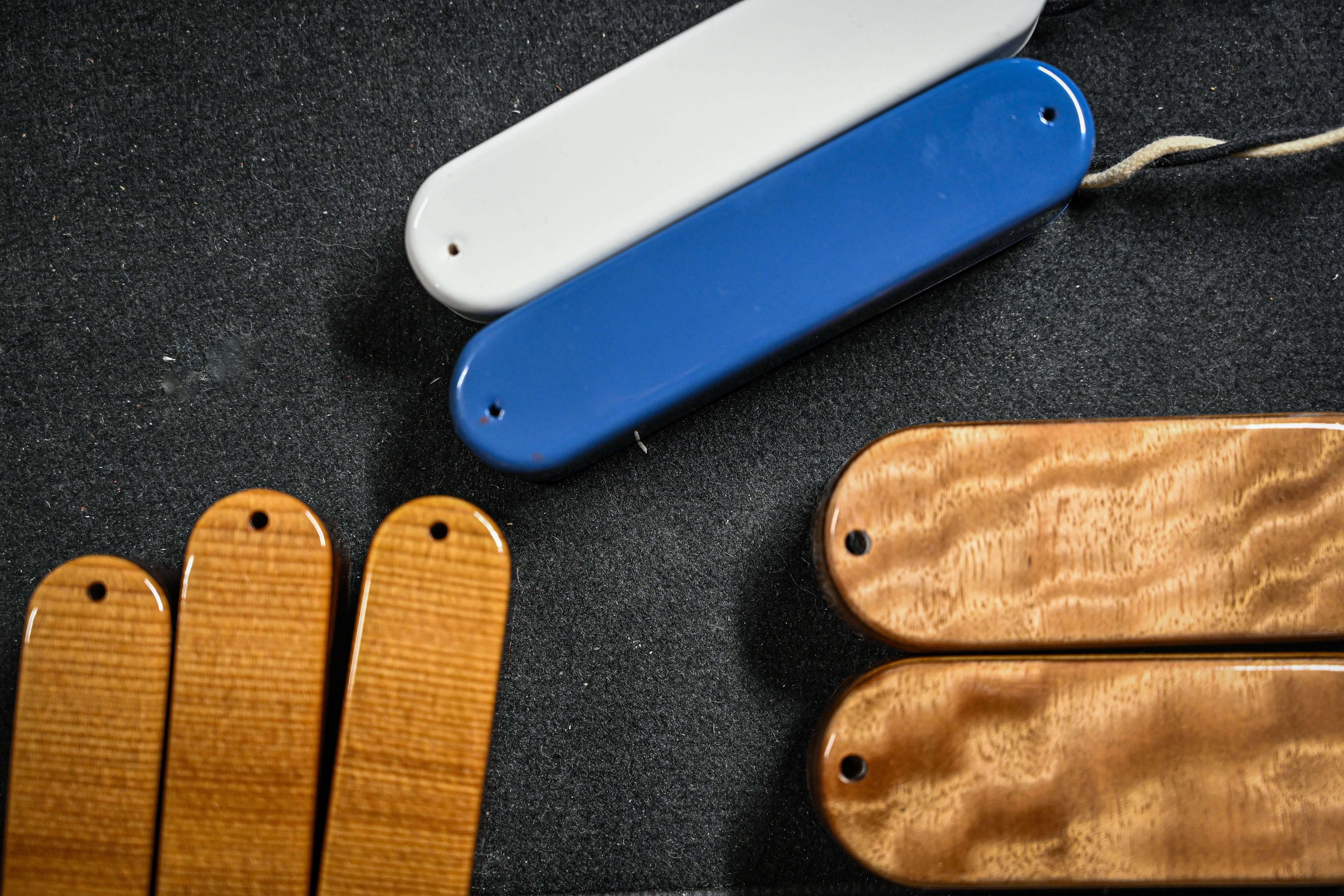 Una vista descriptiva de las cubiertas de pastillas exclusivas de Belforti, hechas de madera que coincide con las tapas de las guitarras y los bajos o la pintura.