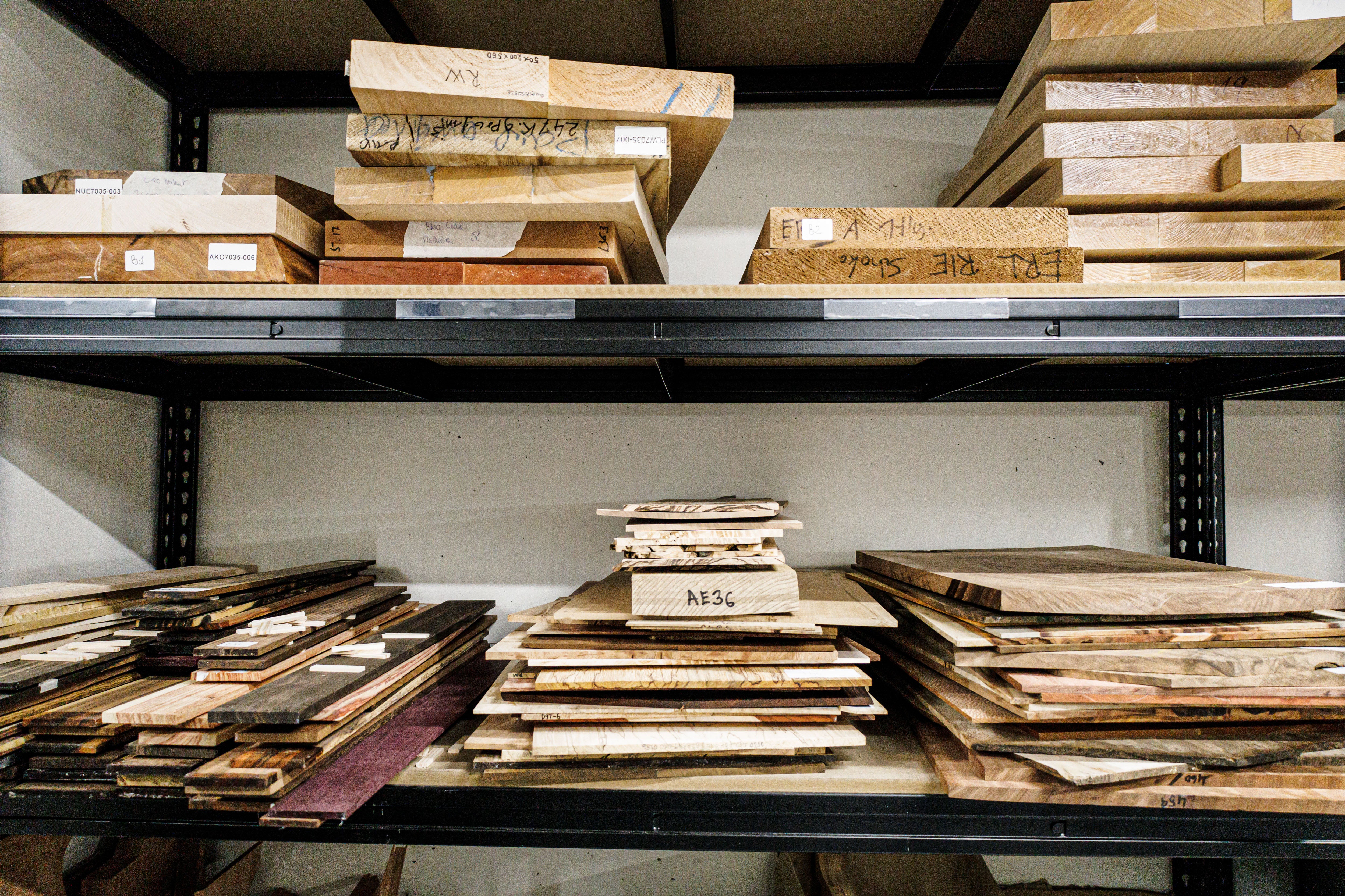 Diferentes piezas de madera en una estantería de la Manufactura Belforti de París