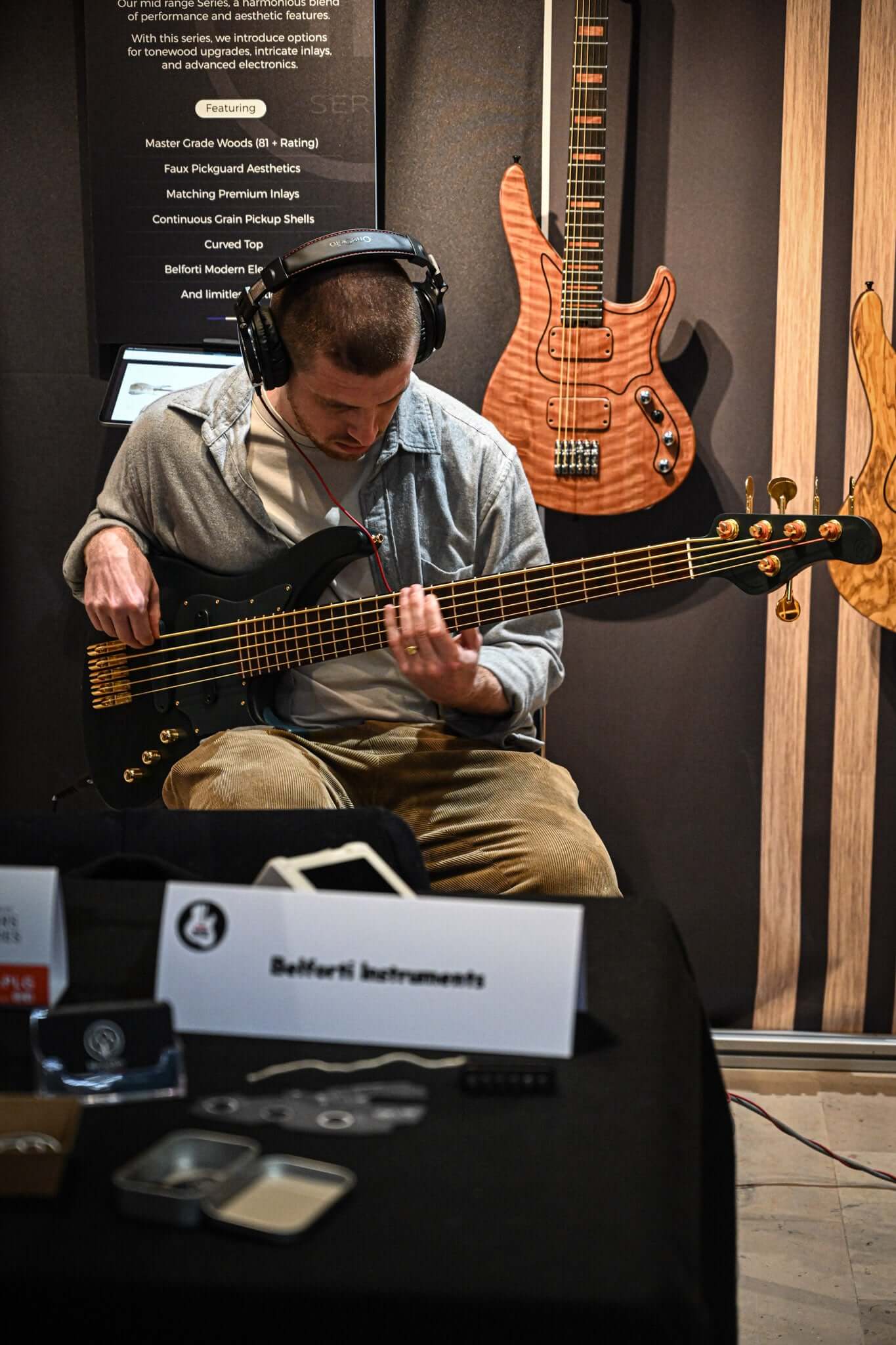 El bajista local Clément Delaveau tocando un Belforti E1 en el Paris Guitar Show 2025