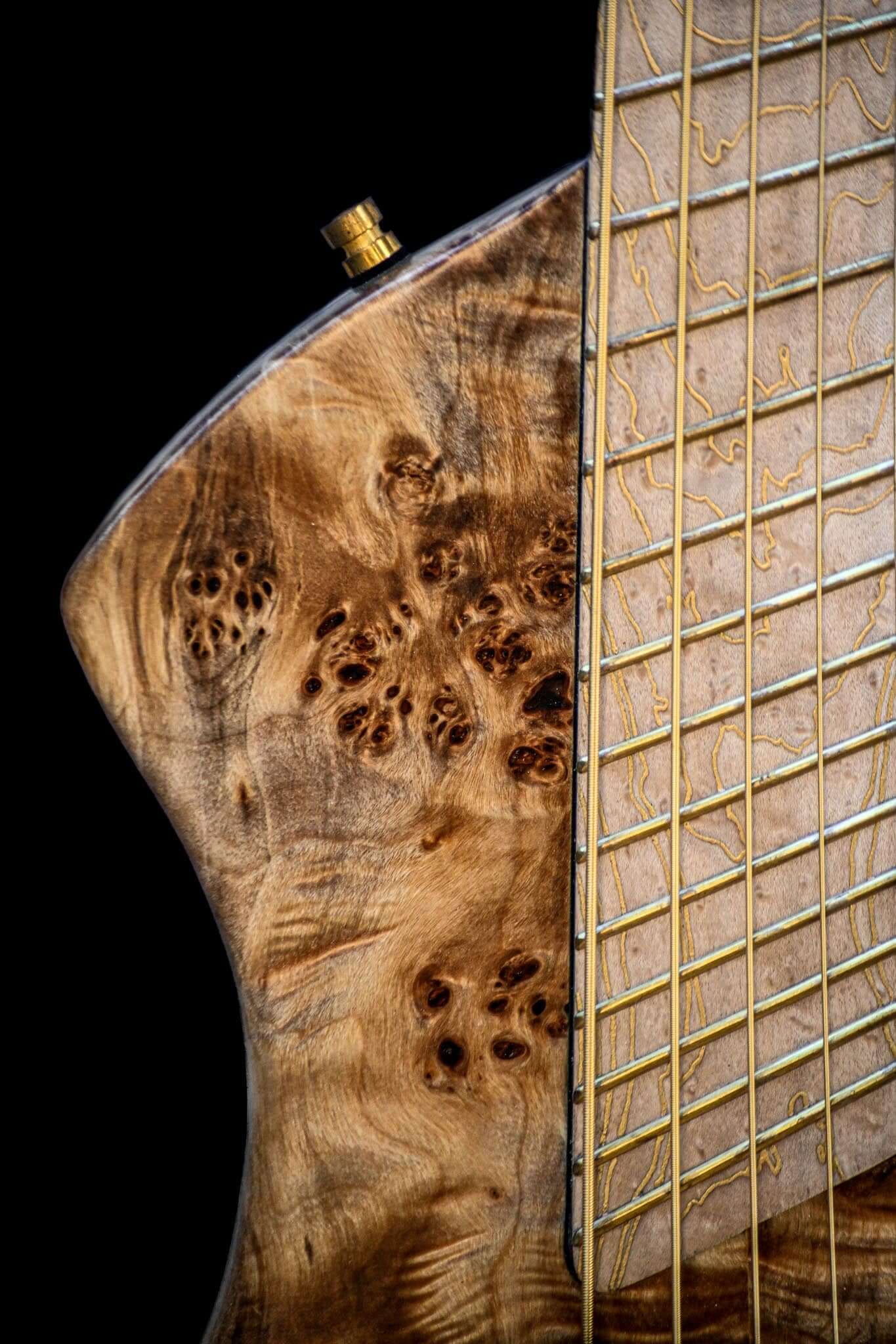 Primer plano de una guitarra Belforti que muestra vetas de madera intrincadas y un diapasón detallado.