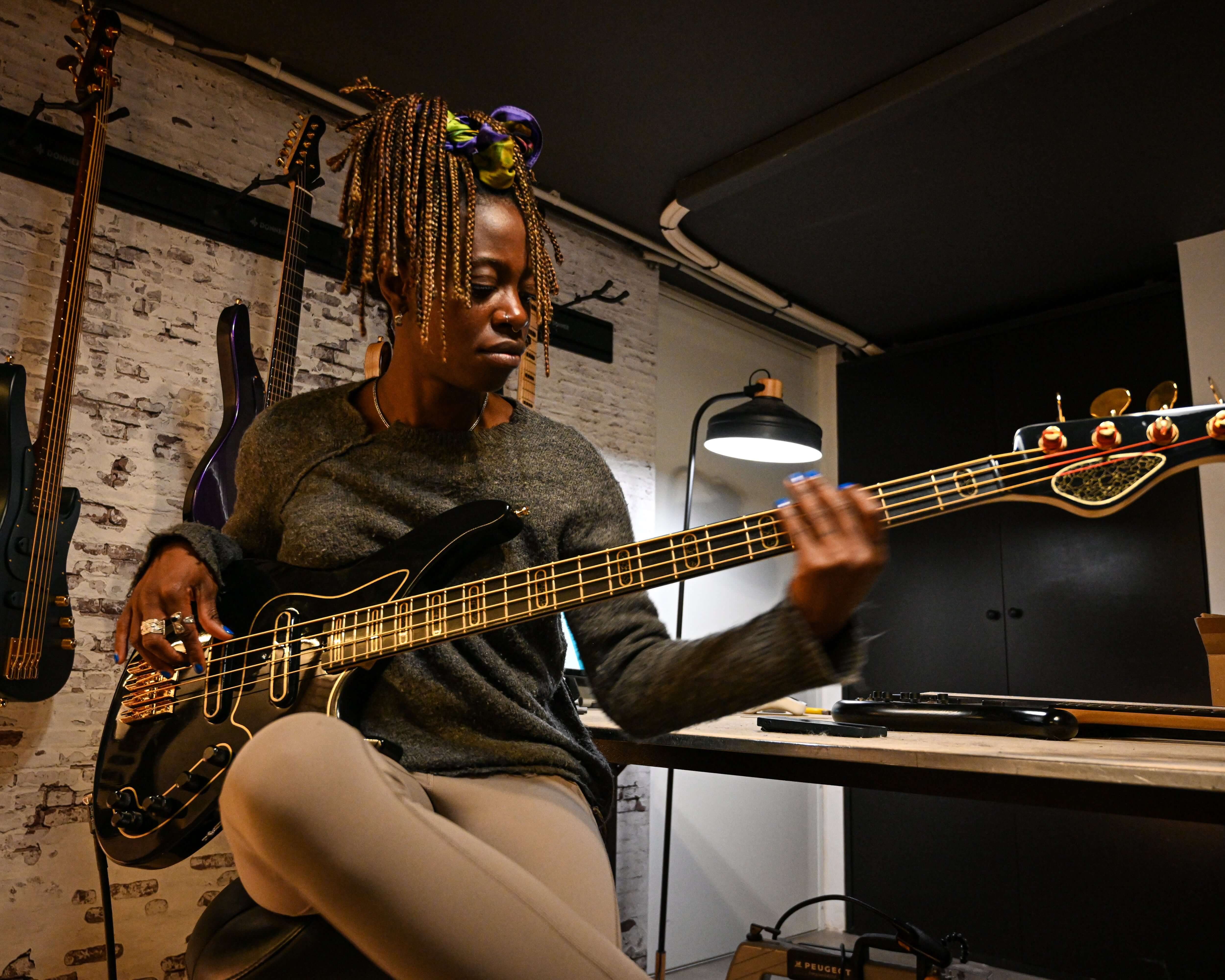 La bassiste britannique Rosetta Carr jouant sur une Belforti S1 Laudate Concordia dans le showroom Belforti à Paris