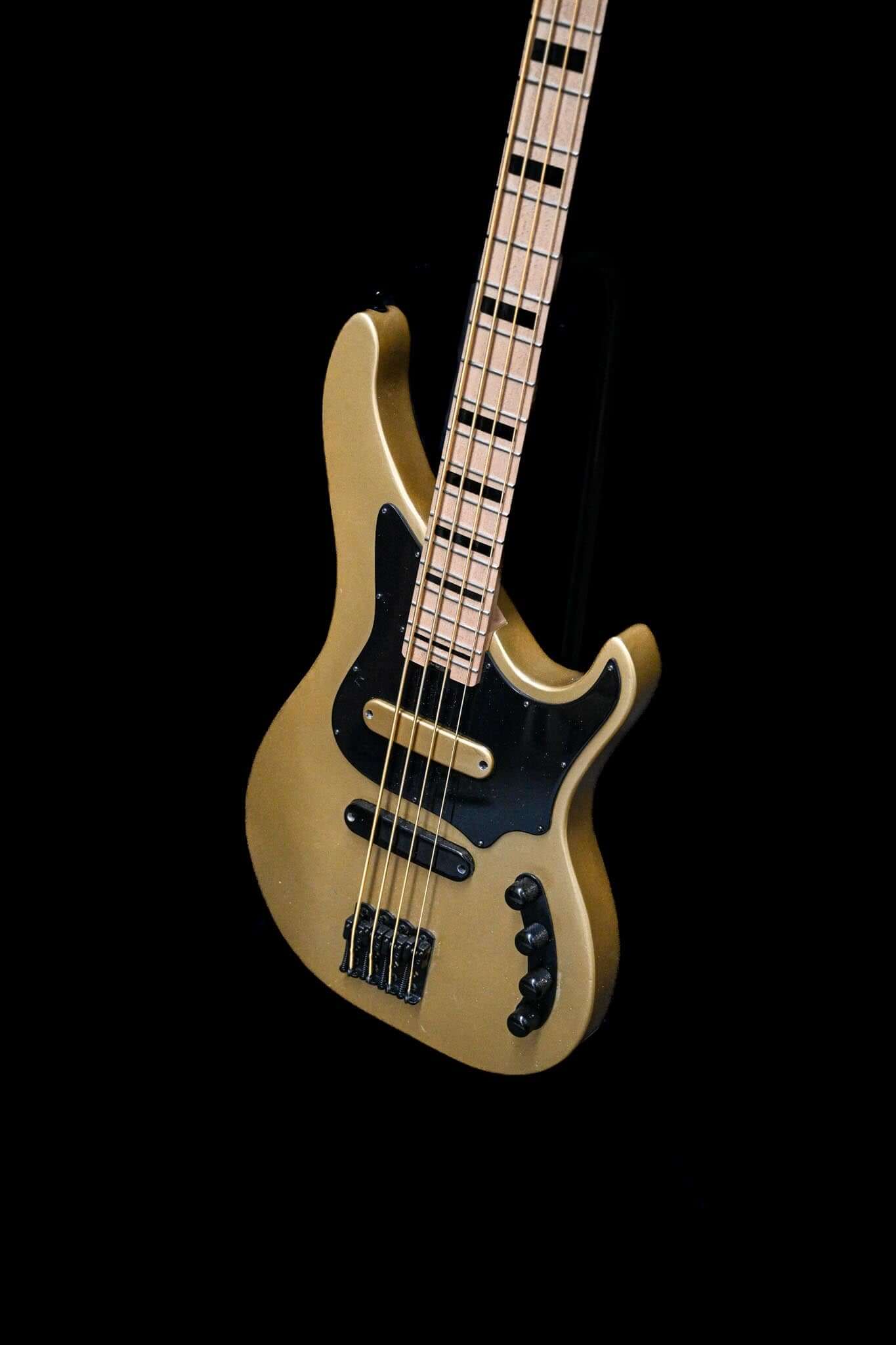 Vue inclinée de la guitare basse E3 - Or Versailles, illustrant son schéma de couleurs noir et or et ses contrôles.