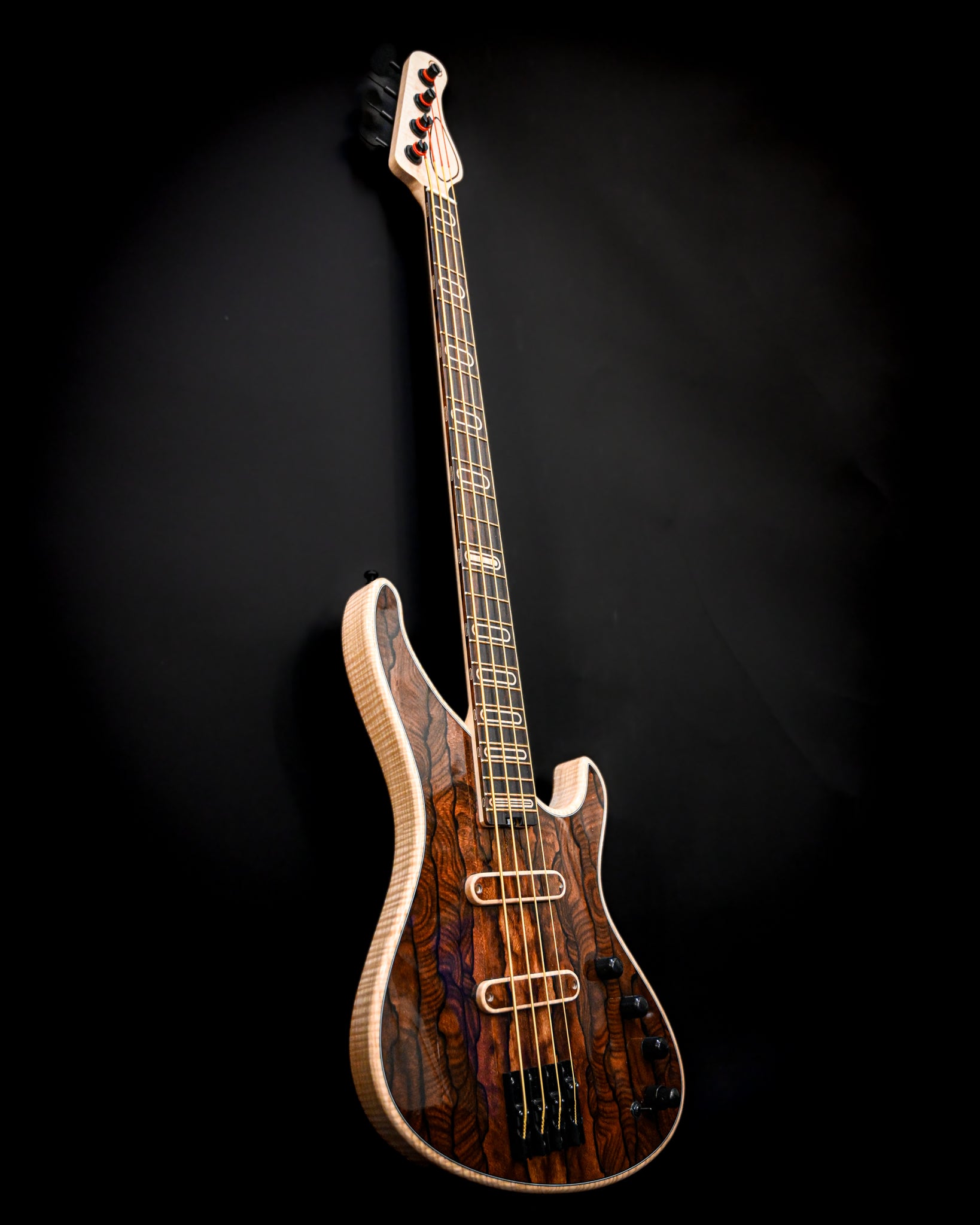 Vue d'angle dynamique de la basse S1 Ziricote mettant en valeur son esthétique unique et son savoir-faire.