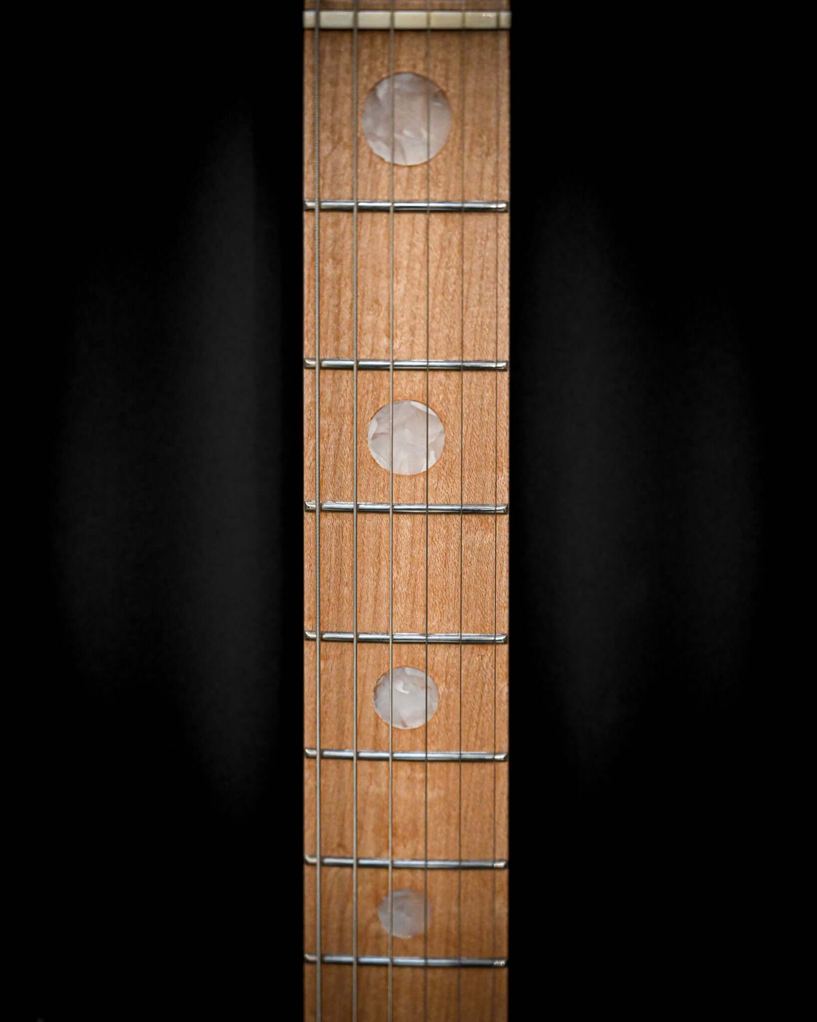 Élégante vue latérale de la guitare E7 Rose Sakura Ueno soulignant sa magnifique finition et son manche.