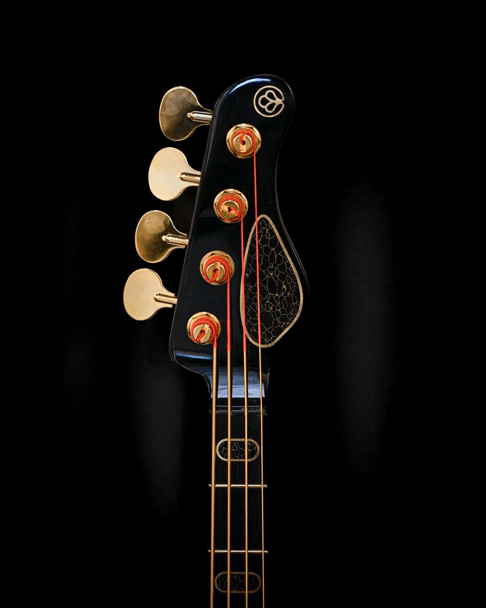 Vue détaillée des micros et des contrôles sur la guitare basse S1 'Laudate Concordia' Édition Limitée.