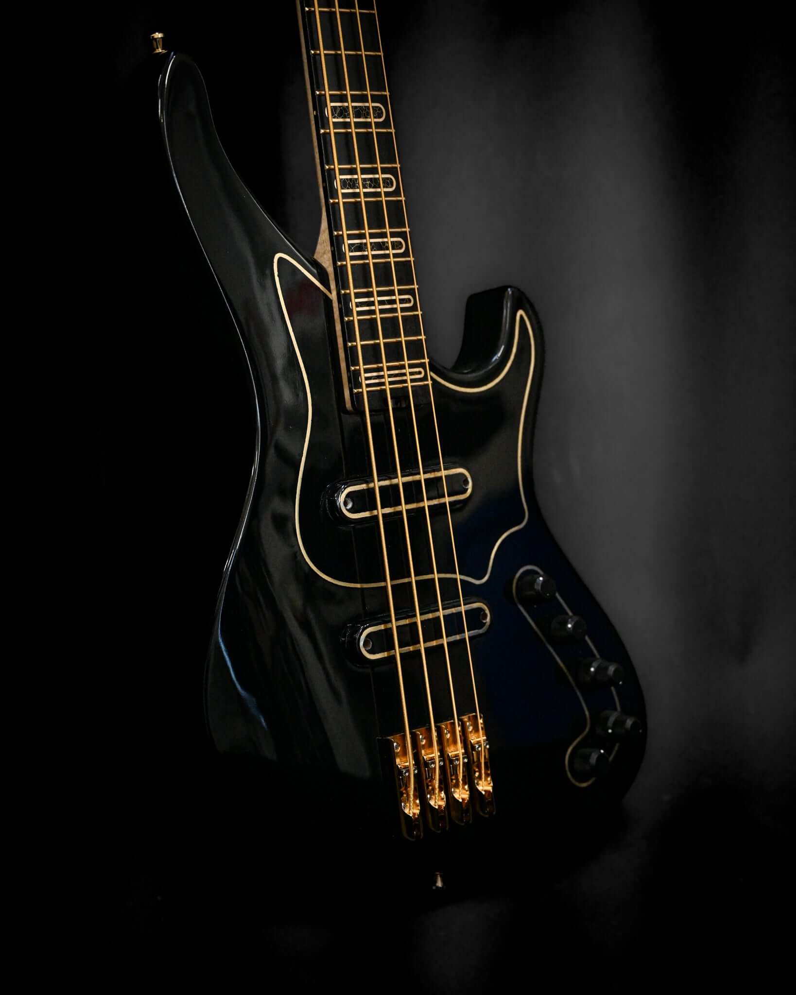 Vue arrière de la guitare basse S1 'Laudate Concordia' Limited Edition montrant la conception de son manche et de son corps.