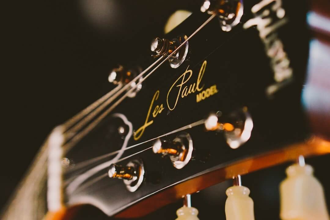 Un gros plan d'une tête de Gibson Les Paul