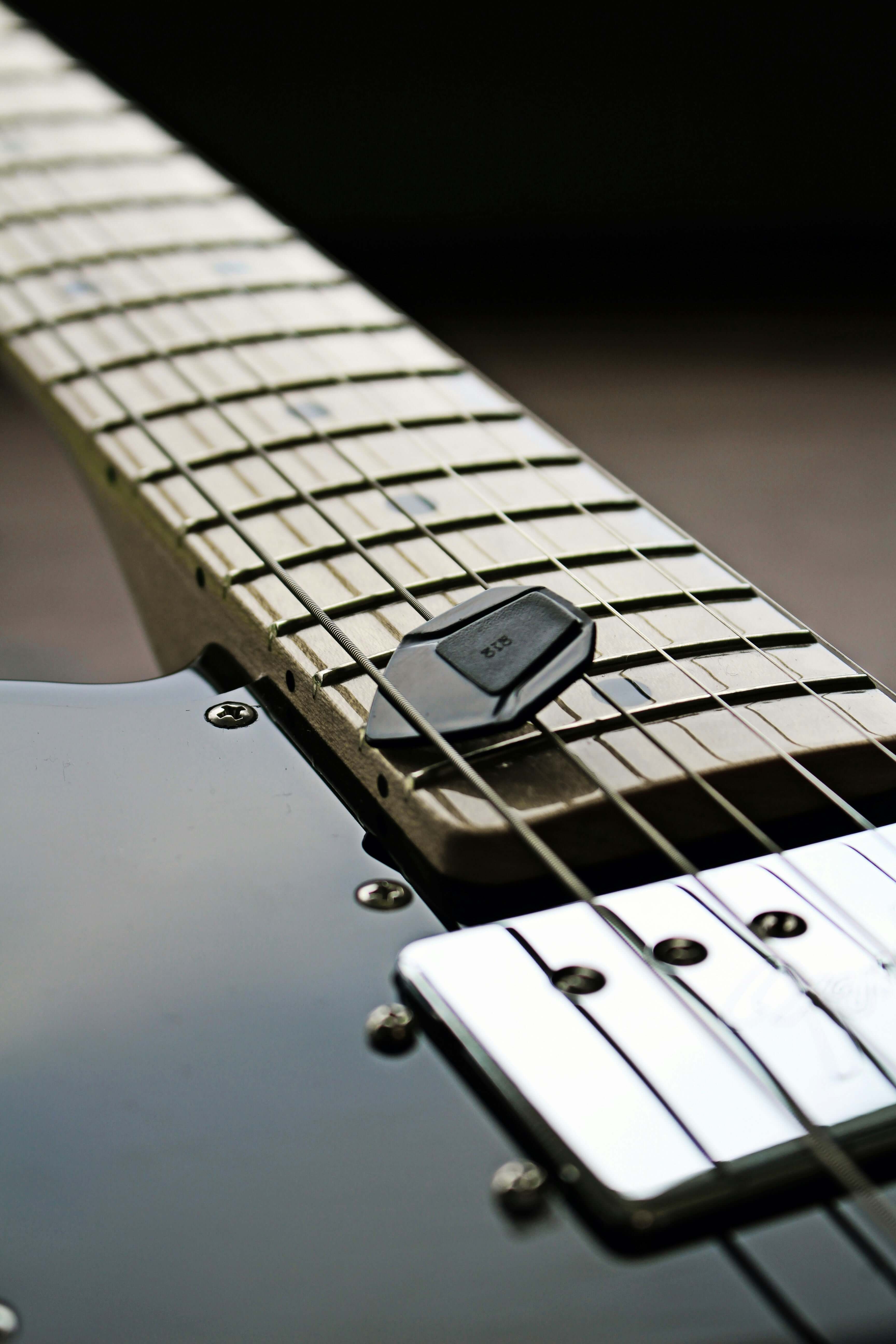 Plectre entre les cordes, touche en érable et humbucker