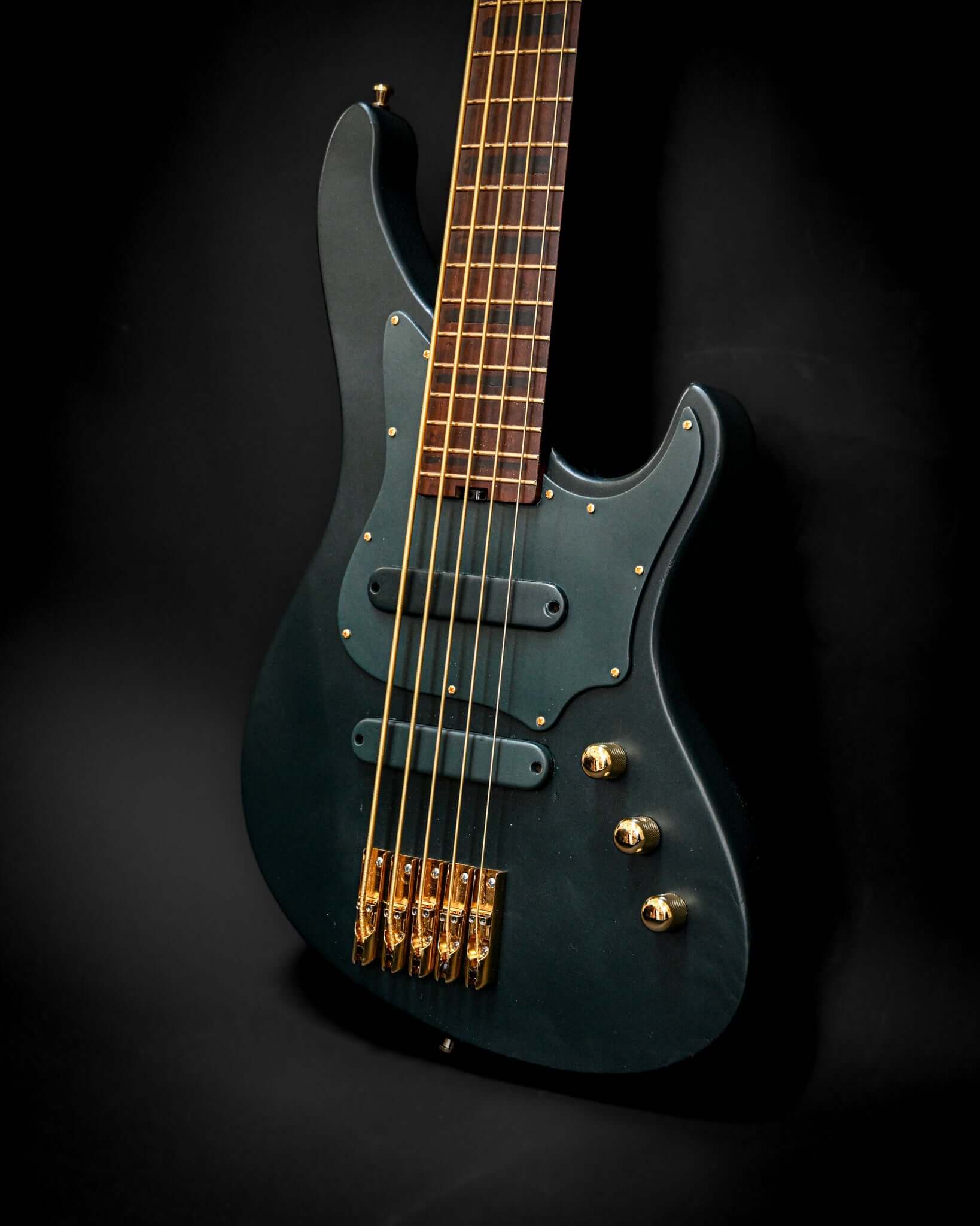 Belforti Instrumentsによるゴールドのハードウェアと仕上げのボディを紹介する、E1 ヴォージュパイングリーンベースギターの様式化された外観。