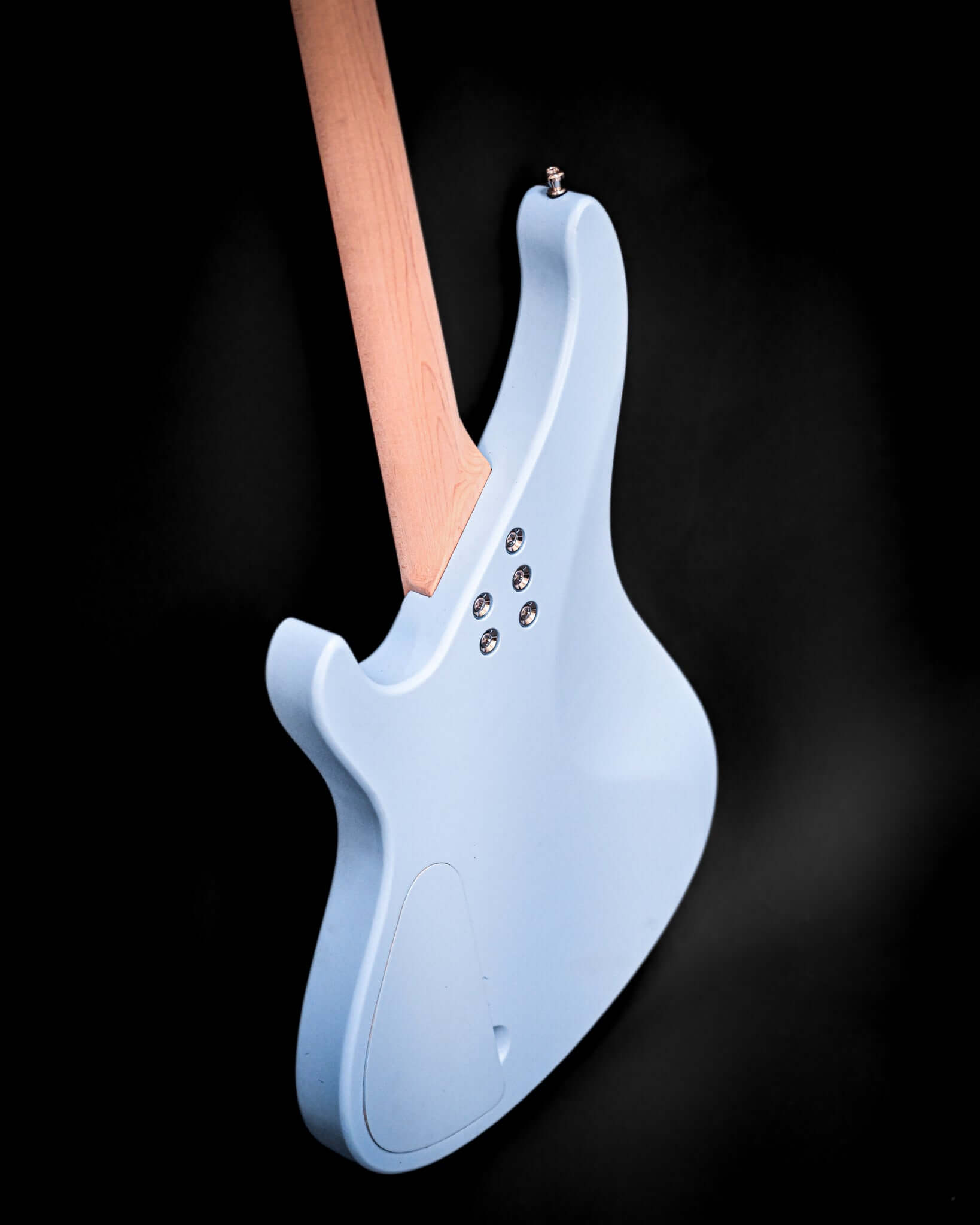 Belforti InstrumentsのE1 Siberian Frostベースギターの背面を横から見た画像です。エレガントな曲線と特徴を捉えています。