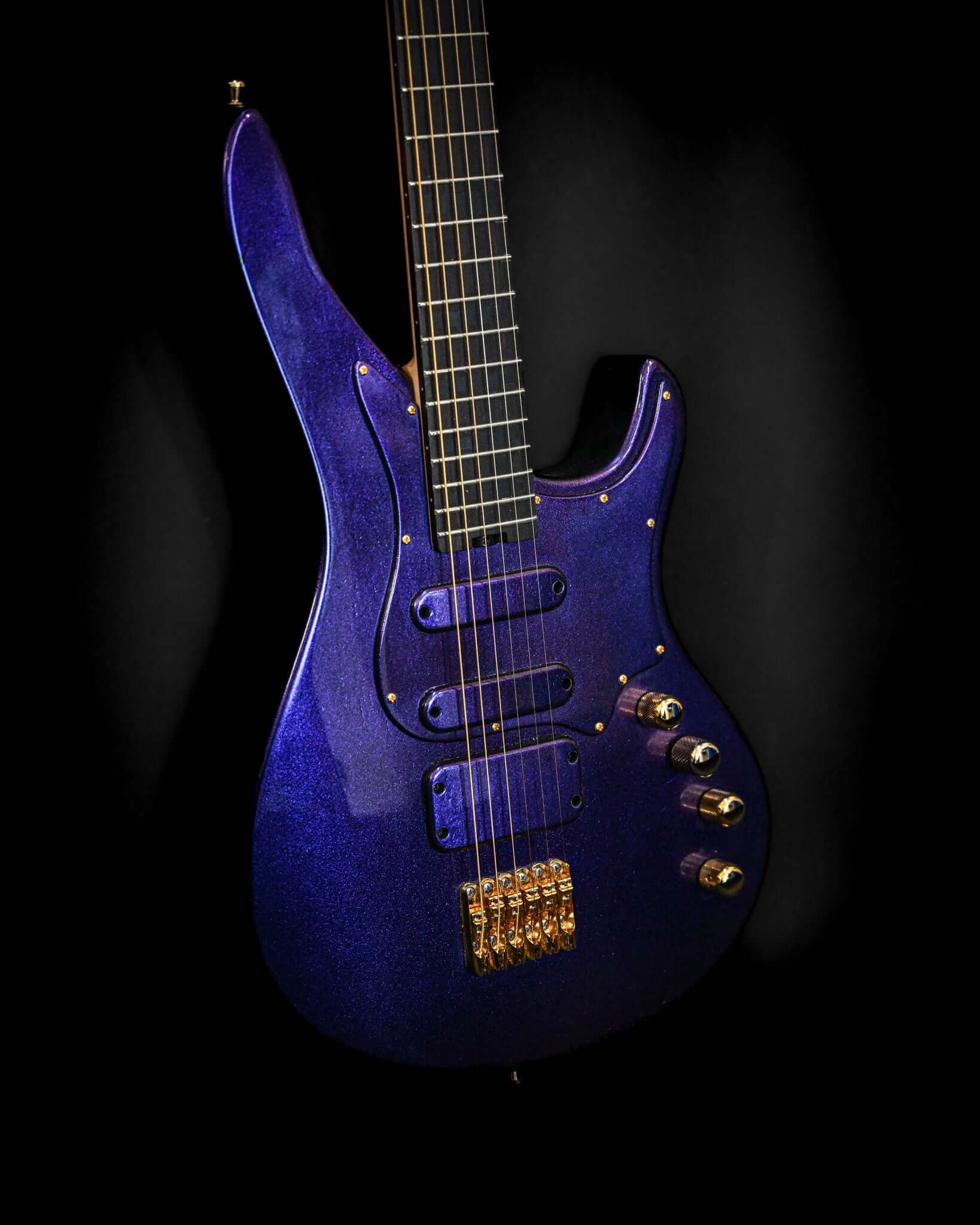 E7 - Cosmo (Colorshift)ギターを斜めから捉え、細部にわたるエレクトロニクスとカラーシフトフィニッシュを表現しています。