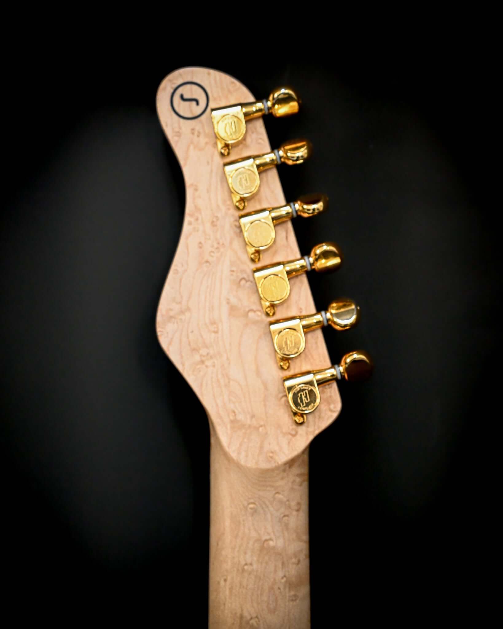 S5 Active - Elm Burl 기타의 뒷면 디테일은 정교한 목공예와 형태를 강조합니다.